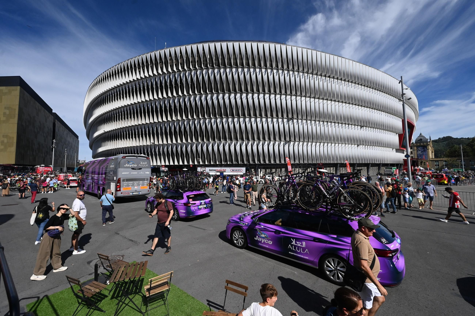 Las fotos de la Vuelta a España con el lío de la suspensión en Bilbao | Etapa 11