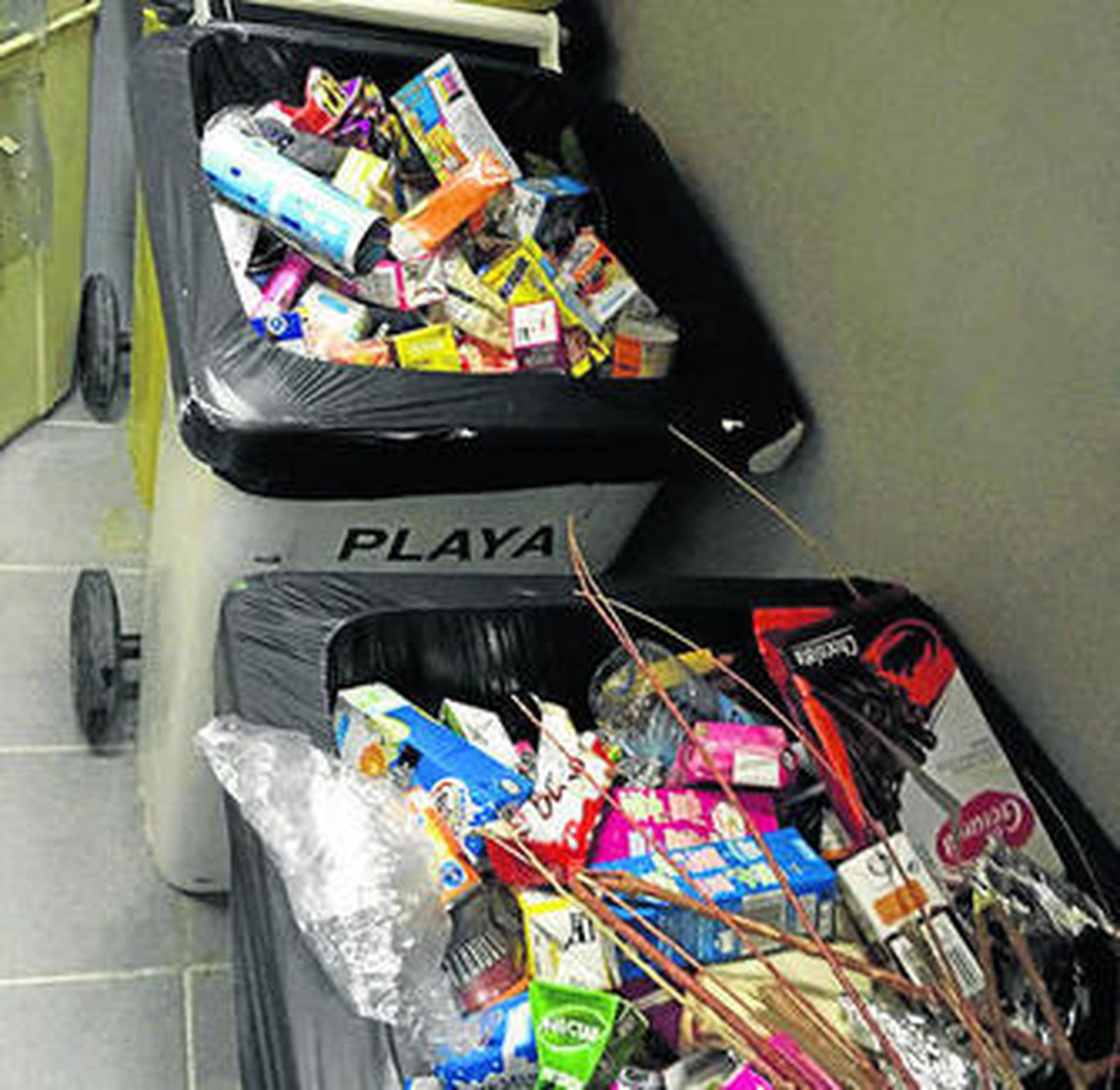 Imagen cedida por los populares de papeleras con basura.