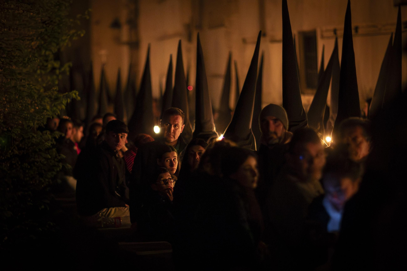 Silencio y oscuridad: las mejores fotos de la procesión del Cristo de la Misericordia de Granada