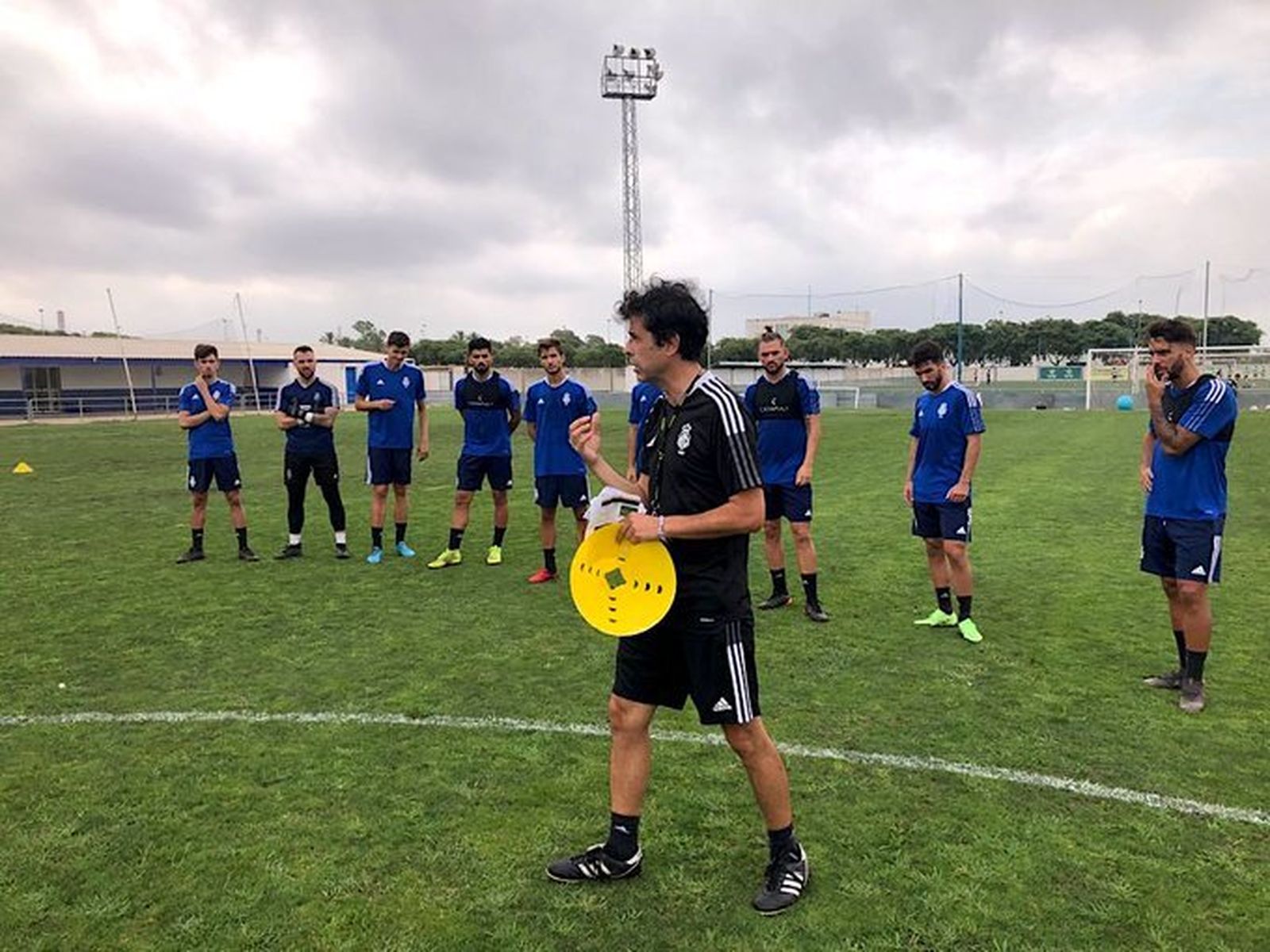 Los jugadores del Recre en la sesión de entrenamiento con Alberto Gallego