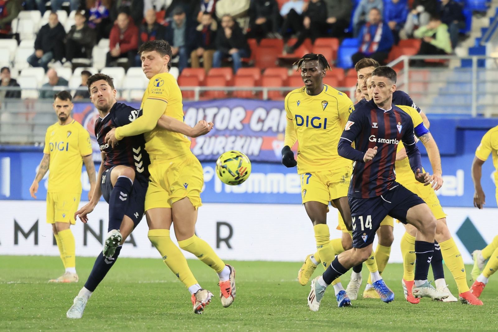Una acción del partido Eibar-Cádiz.