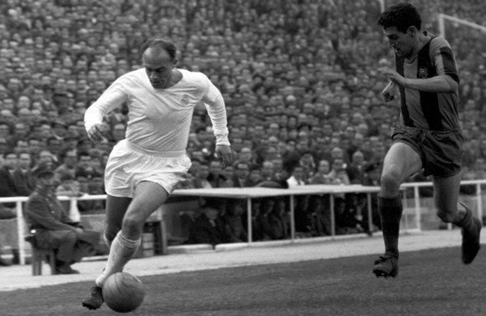 Di Stéfano en un partido con el Barcelona.

Foto: Efe