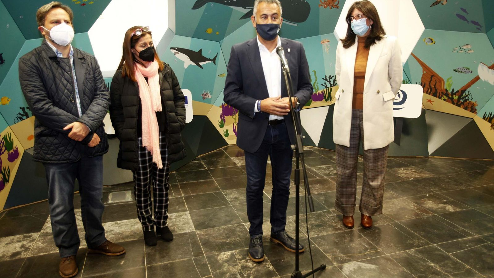 Autoridades asistentes a la inauguración de la muestra