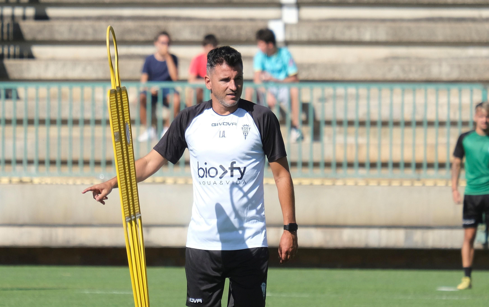 Iván Ania, en un entrenamiento con el Córdoba.