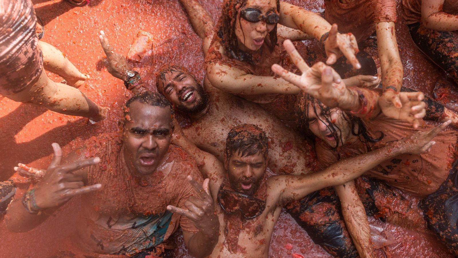Varios participantes en la Tomatina