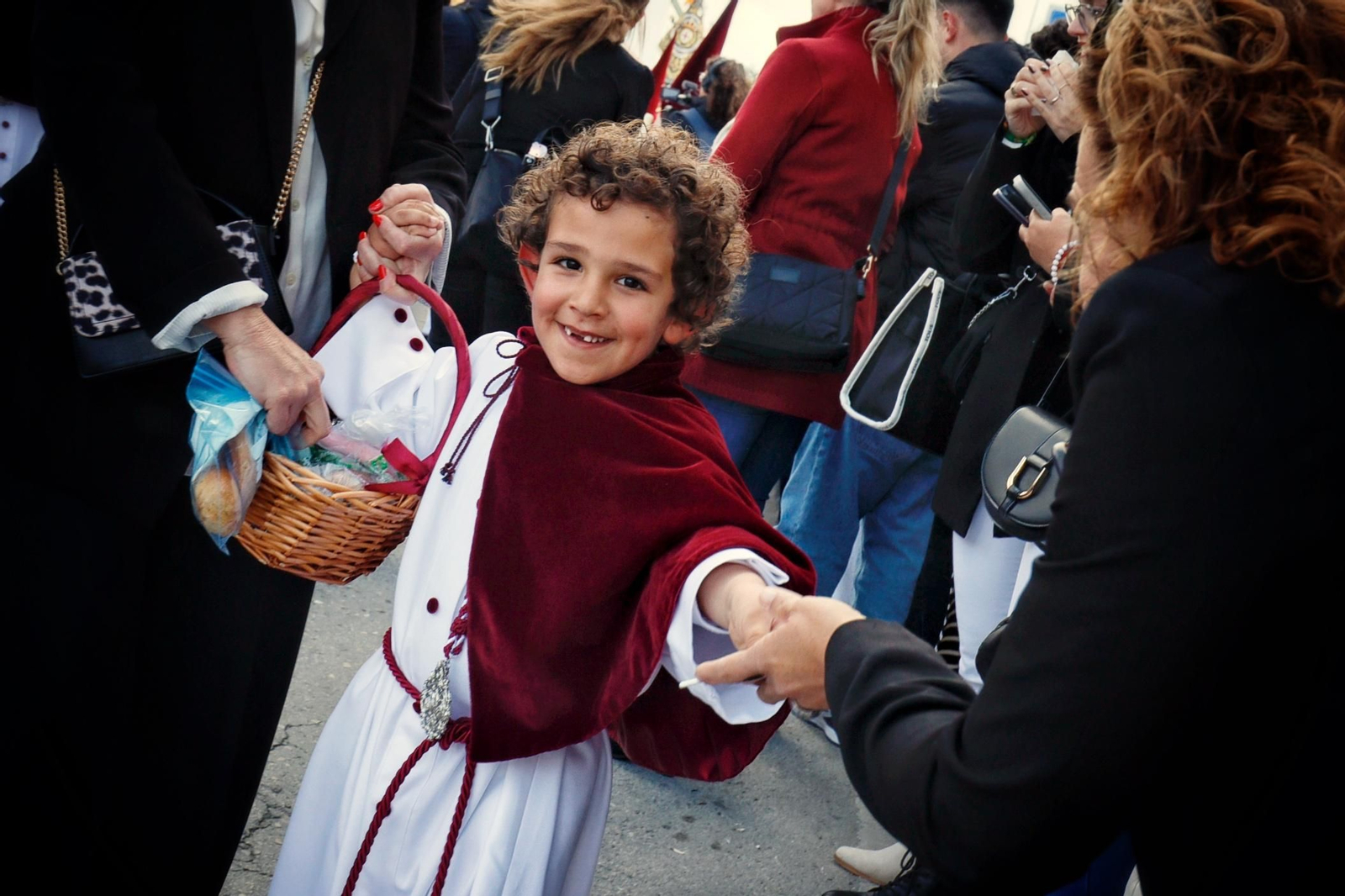 Imágenes de la salida del Amor en la Semana Santa de Chiclana 2025