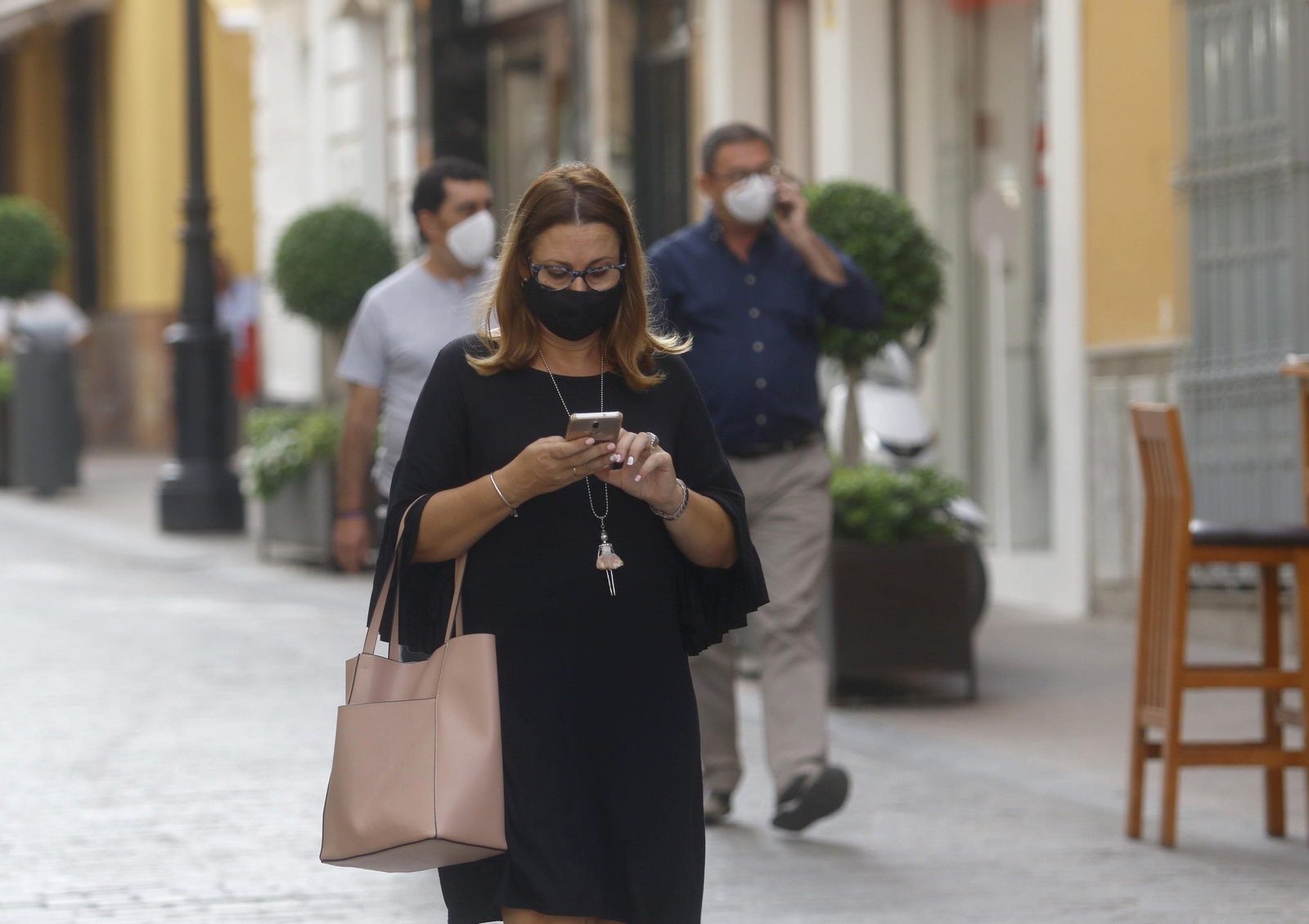 Viandantes en una calle de Lucena.