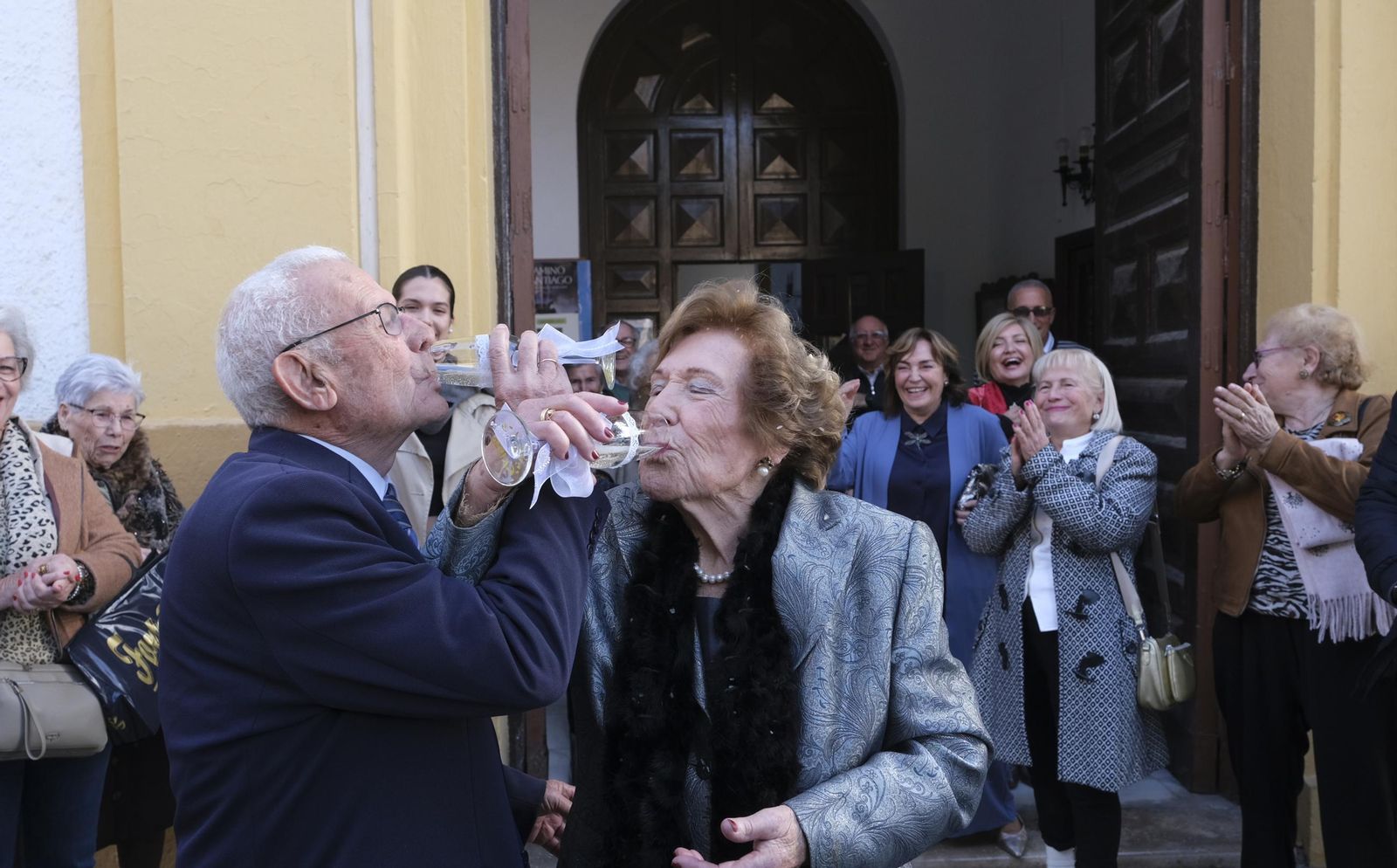 Brindis por 75 años de amor de Carmen y Roque, en imágenes