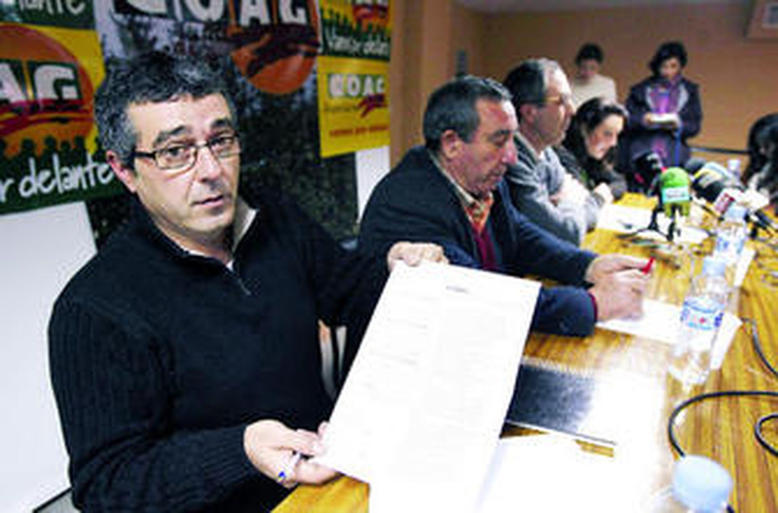 Rafael Estévez muestra el preacuerdo conseguido.