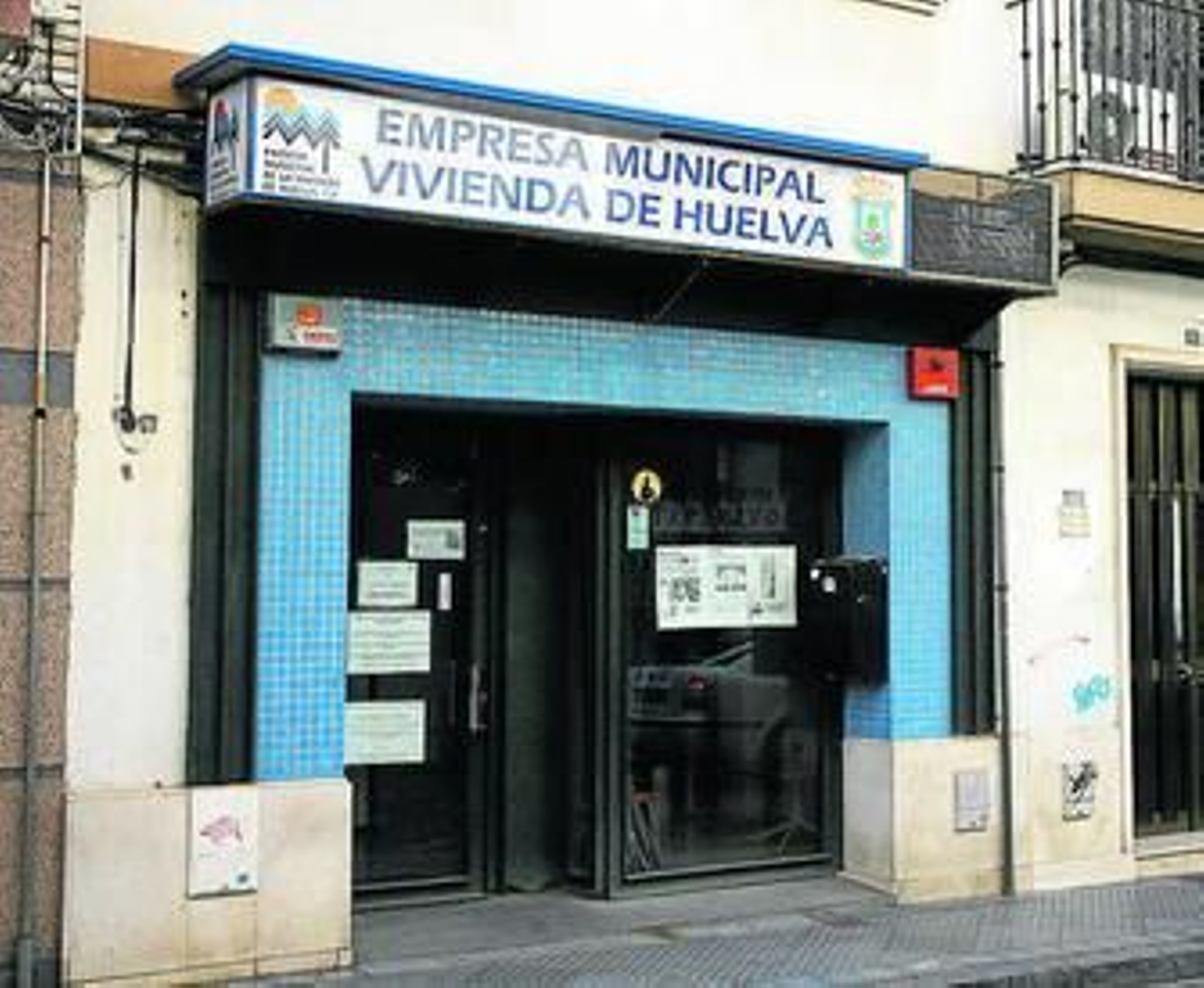 Entrada principal de la sede de la Empresa Municipal de la Vivienda.