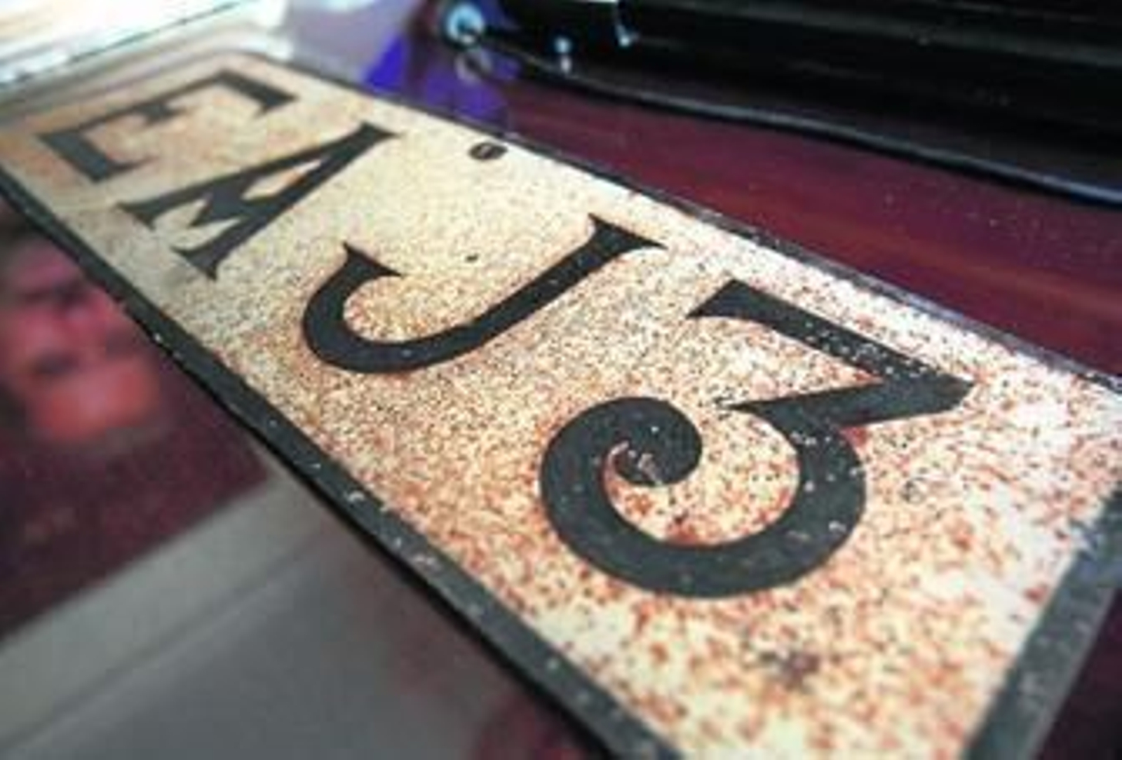 1. La placa de la estación emisora. 2. El coro del Conservatorio Odero ensaya antes de actuar en la radio. 3 y 6. Dos gramófonos que funcionaron en la emisora primitiva y que funcionan perfectamente. 4. Espejo para señoras, que De la Viesca regala a las artistas que actuaban en la radio. 5. Un aparato de radio. Fotos: Lourdes de Vicente Colección Viesca-Guerra.