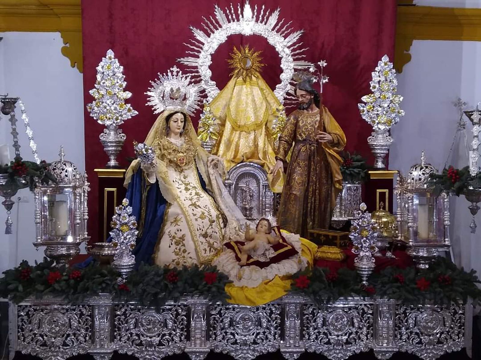 La sagrada familia con las imágenes titulares de Desamparados.