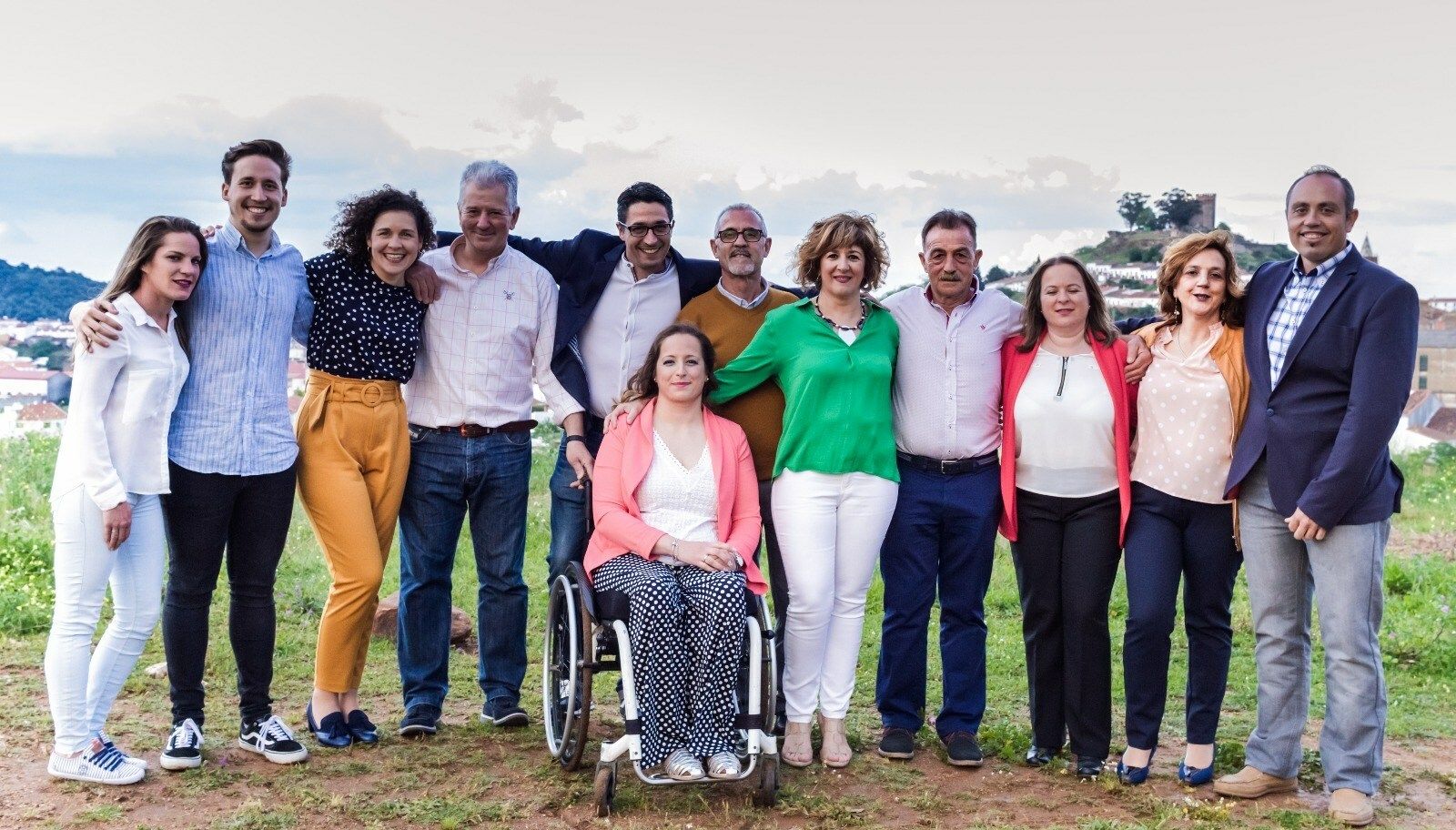 Virginia Muñiz, tercera por la izquierda en esta imagen junto a los miembros de su candidatura municipal, será alcaldesa de Cortegana.
