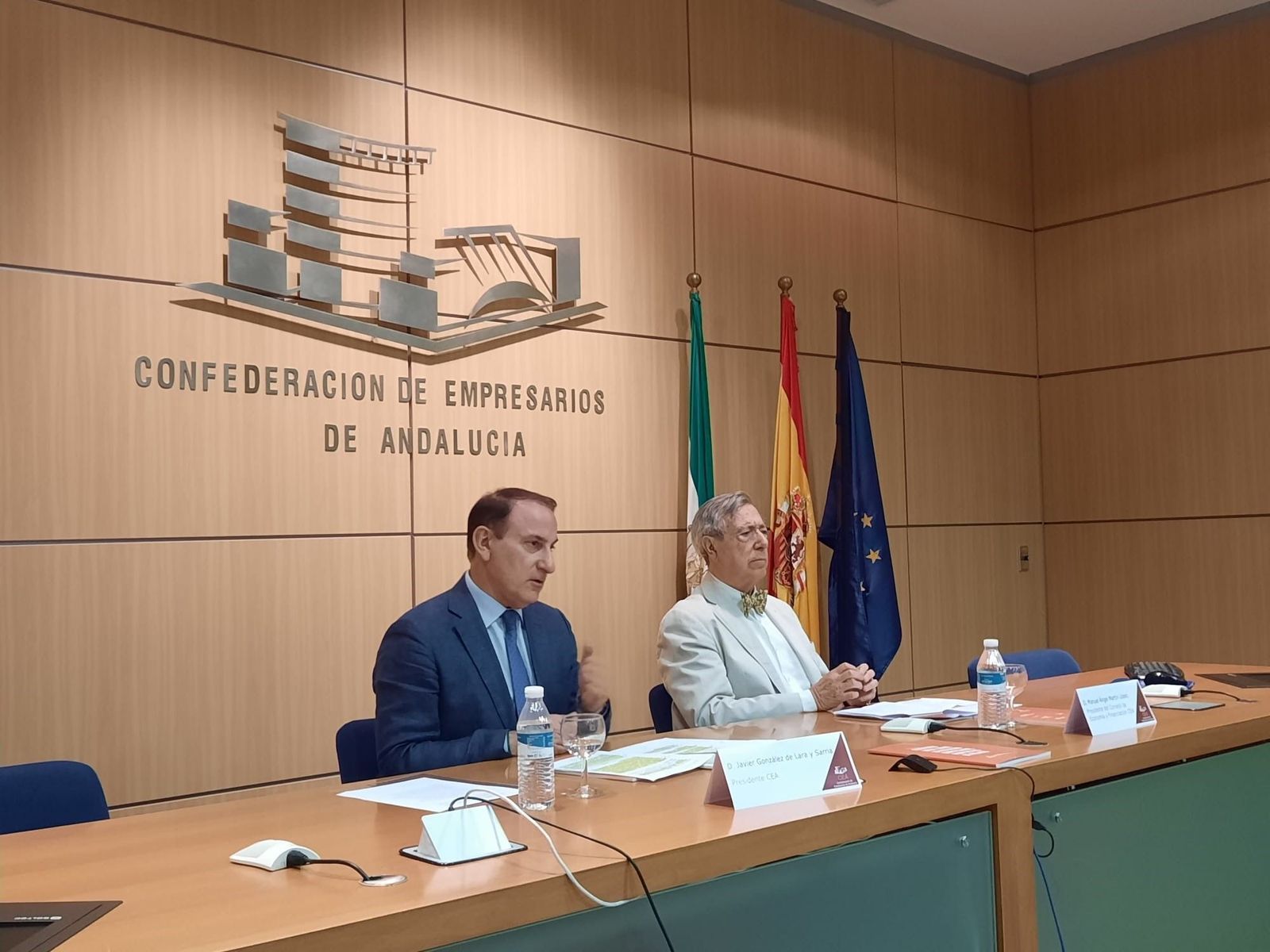 El presidente de la CEA, Javier González de Lara, y el presidente del Consejo de Economía y Financiación de CEA, Manuel Ángel Martín.
