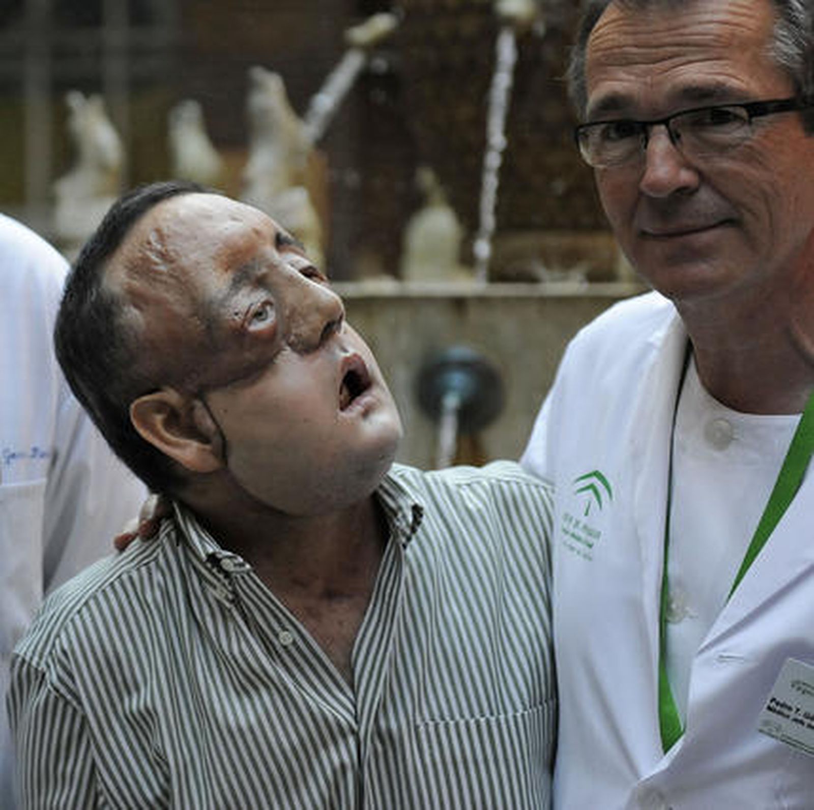 Rafael, con el doctor Gómez Cía, jefe del equipo del trasplante.

Foto: Juan Carlos Vázquez