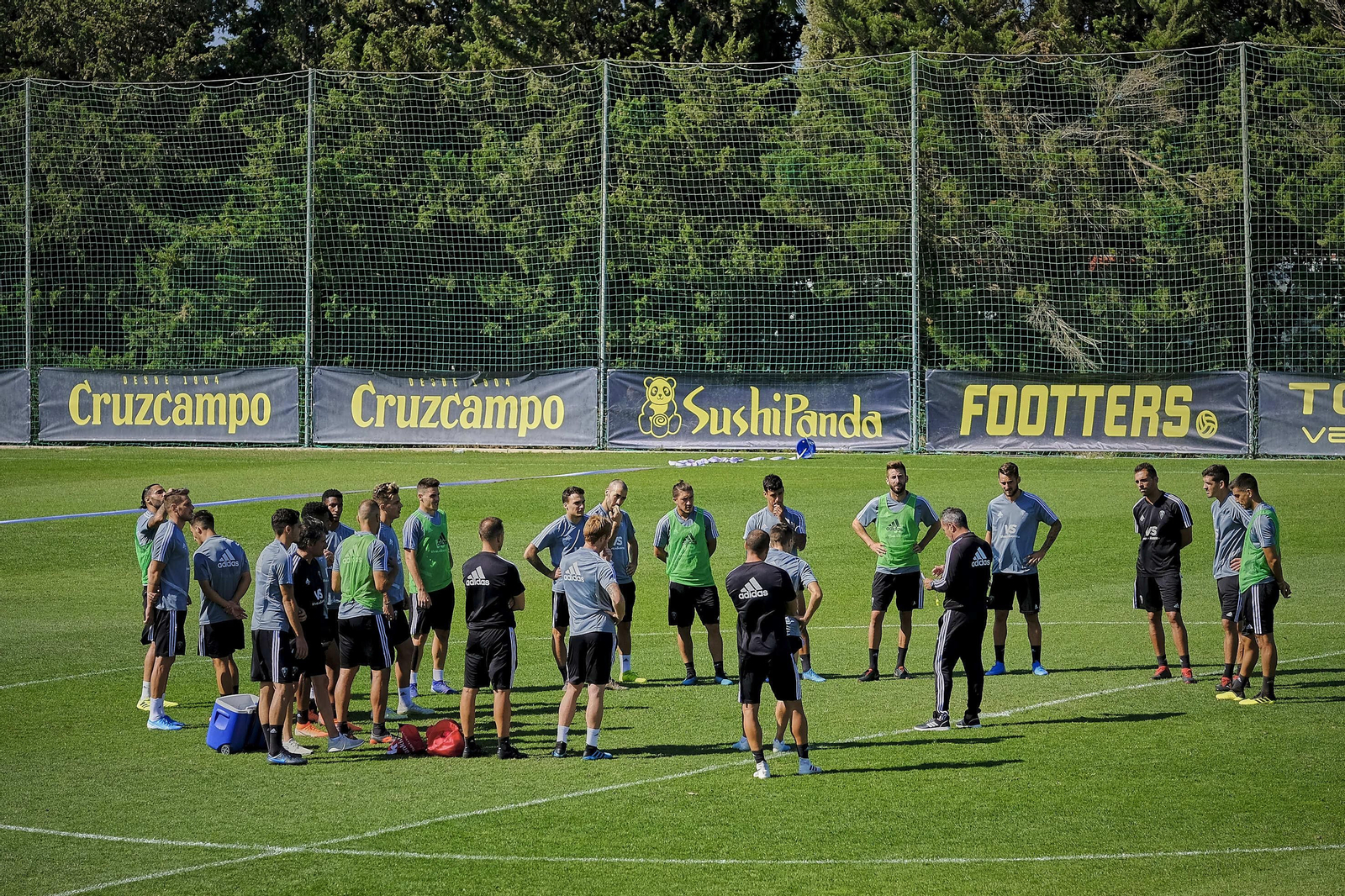 Álvaro Cervera conversa con sus pupilos durante una sesión de trabajo en El Rosal.