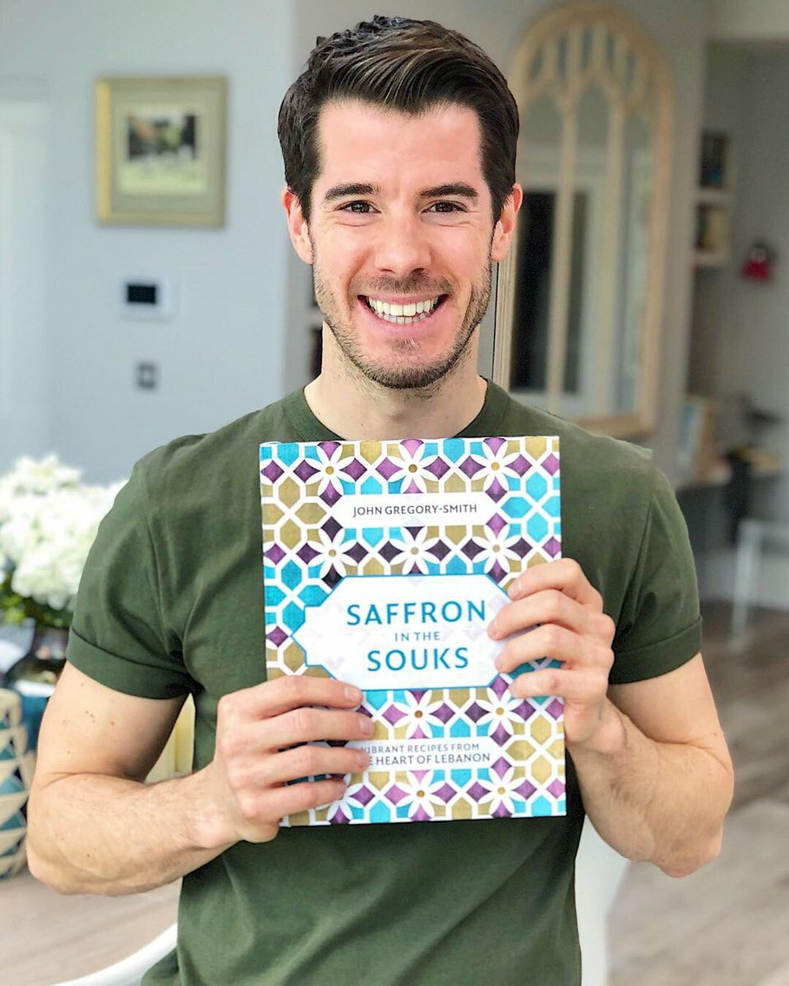 John Gregory-Smith, con su último libro.