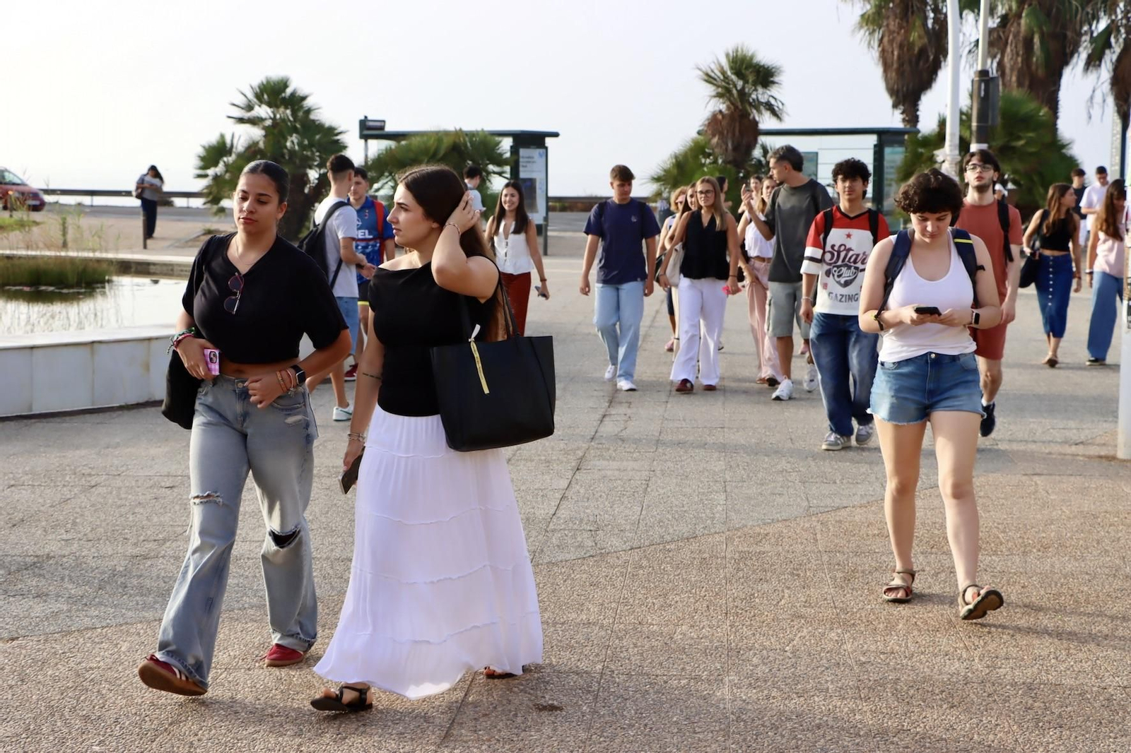 Estudiantes de la Universidad de Almería caminan por el campus.