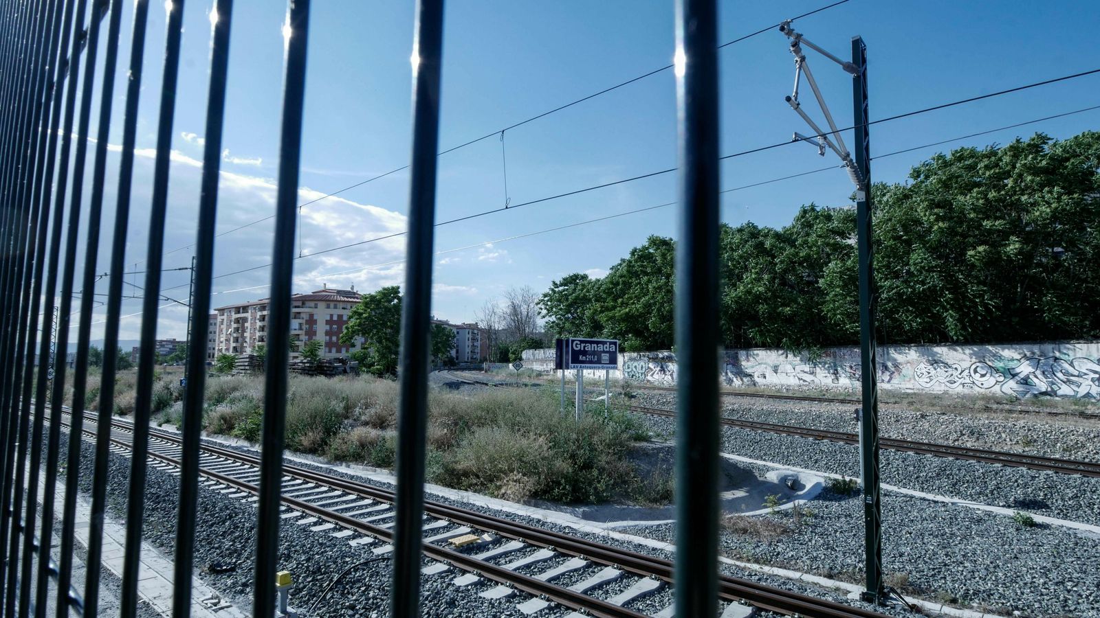Las vías del AVE constituyen un muro que separa La Rosaleda de La Chana