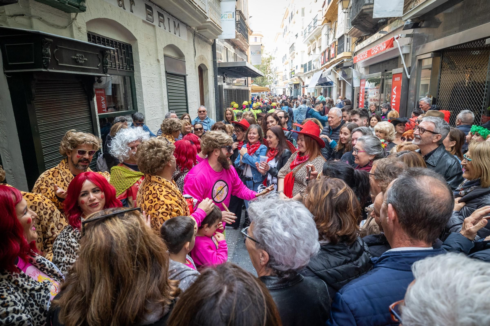 Imágenes del lunes de coros e ilegales del Carnaval de Cádiz 2023