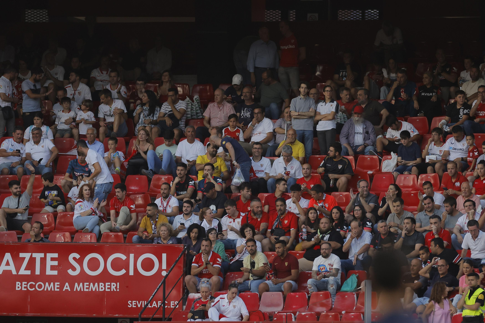 Búscate en las fotos del Sevilla-Girona