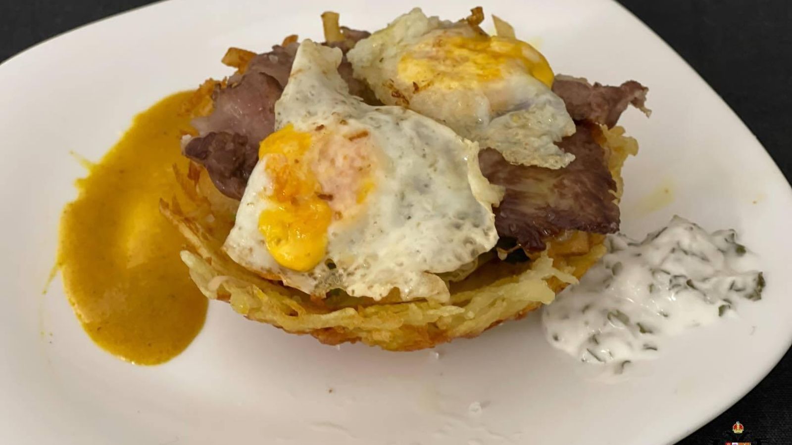 Tapa ganadora: huevos de pluma ibérica a las tres salsas.