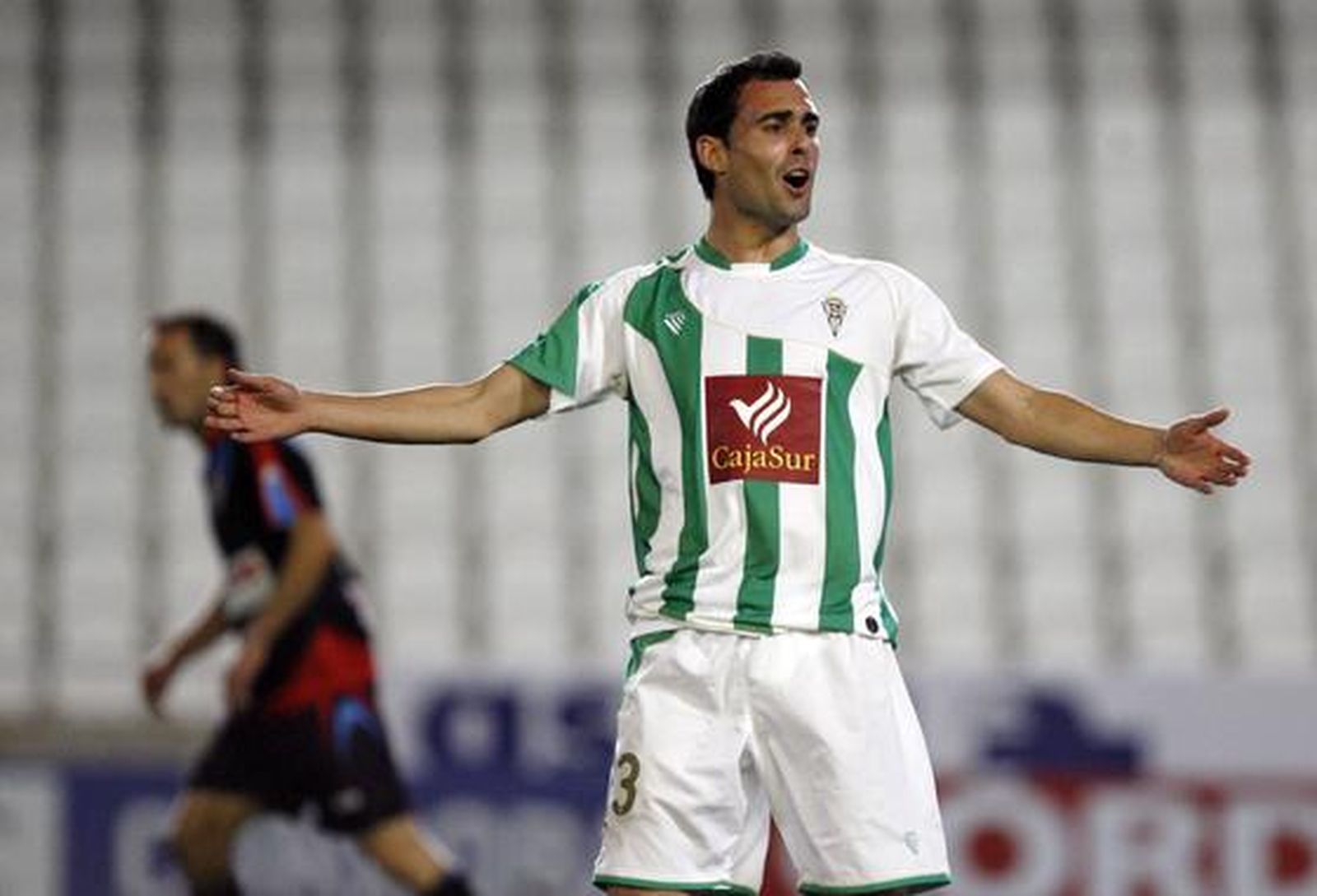 El Córdoba encarrila la clasificación para octavos de final de la Copa del Rey ante el Racing de Santander. / José Martínez