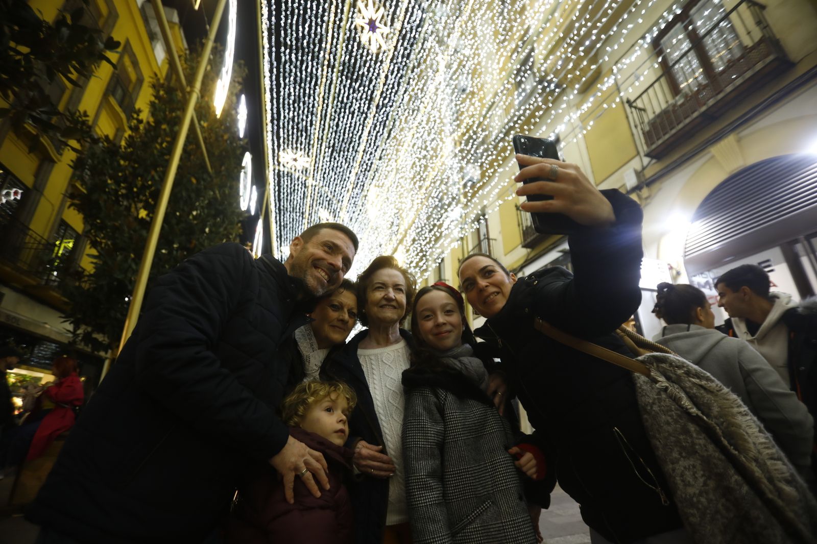 El encendido del espectáculo navideño de la calle Cruz Conde de Córdoba, en imágenes