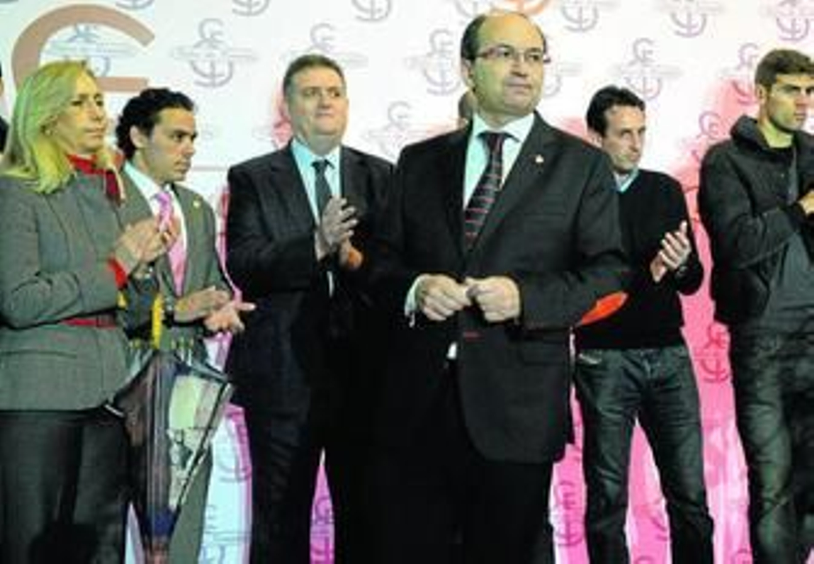 Castro, en un acto reciente respaldado por los consejeros Parejo, Del Nido Carrasco y Villanueva, el entrenador, Emery, y el capitán, Fazio.