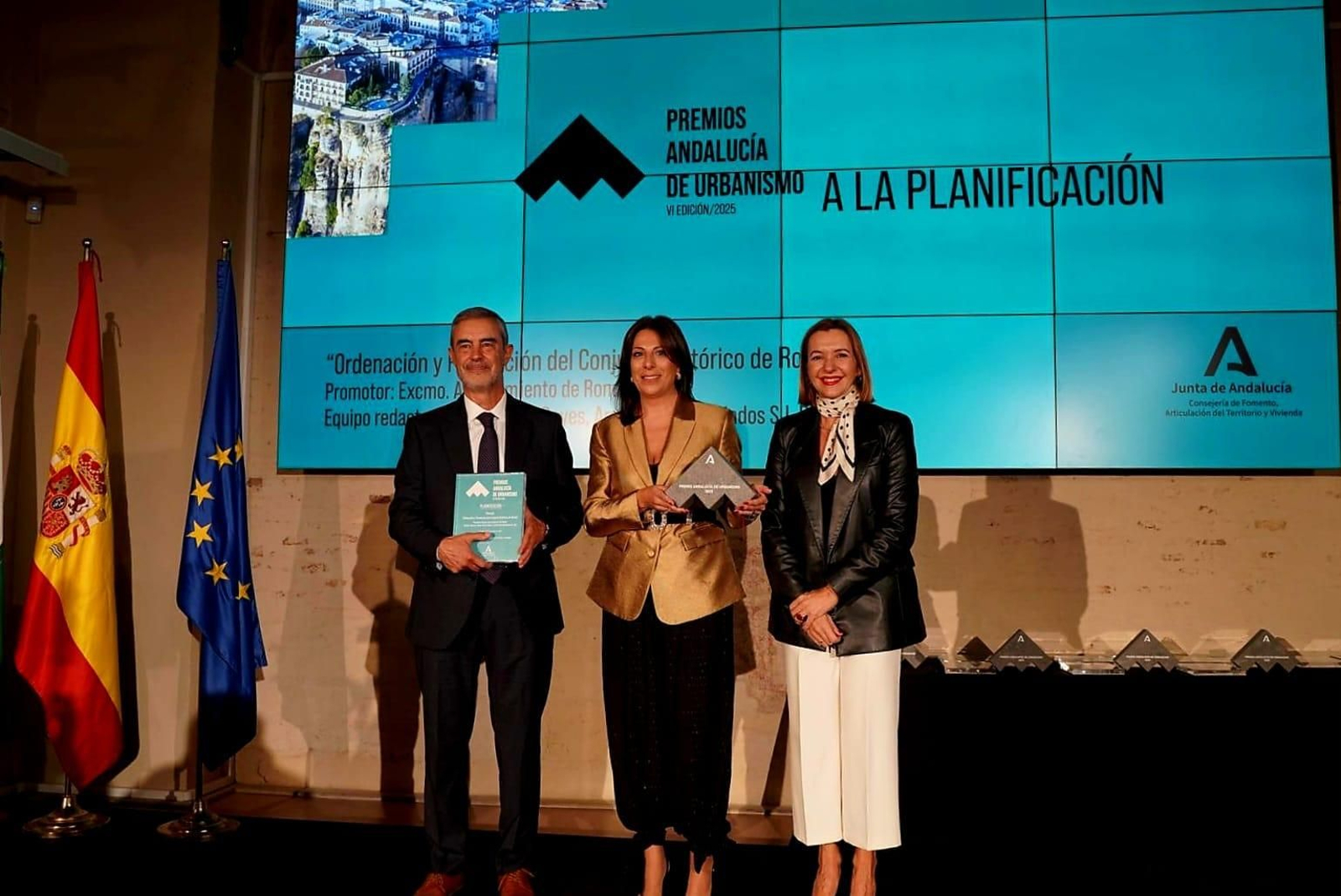 La alcaldesa de Ronda fue la encargada de recoger el premio.