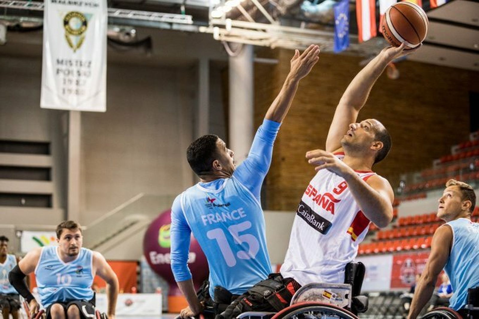 Alejandro Zarzuela, lanzando a canasta en el partido contra Francia.
