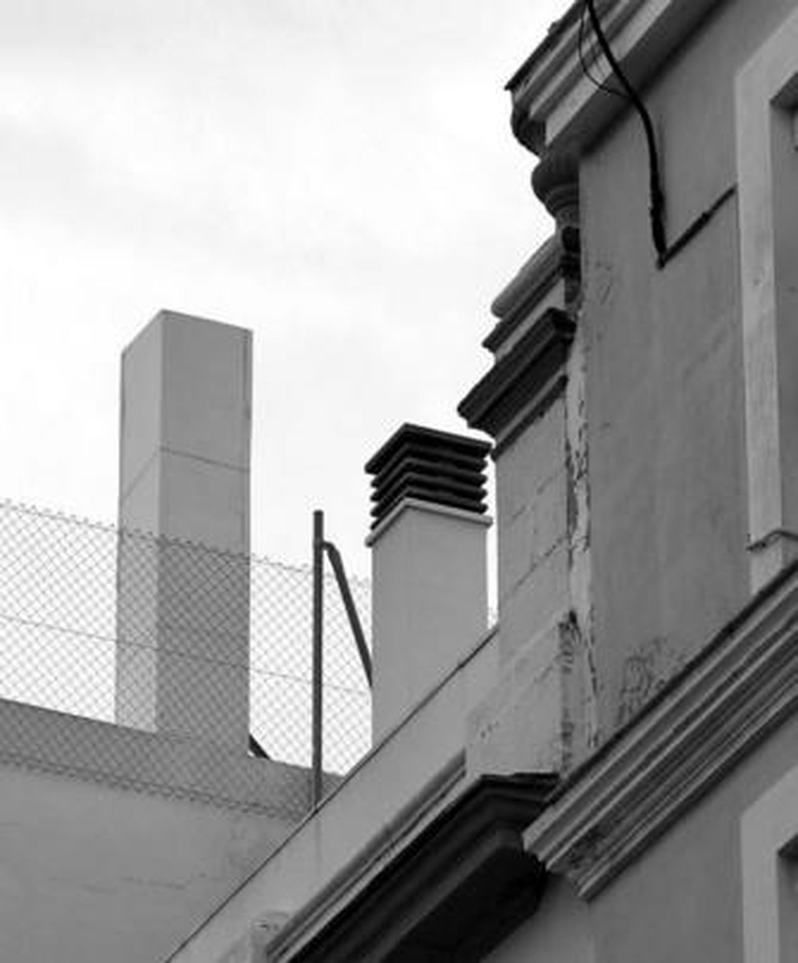 Tras la malla metálica, una de las últimas antenas descubiertas y denunciadas, en la calle Larga, número 70.