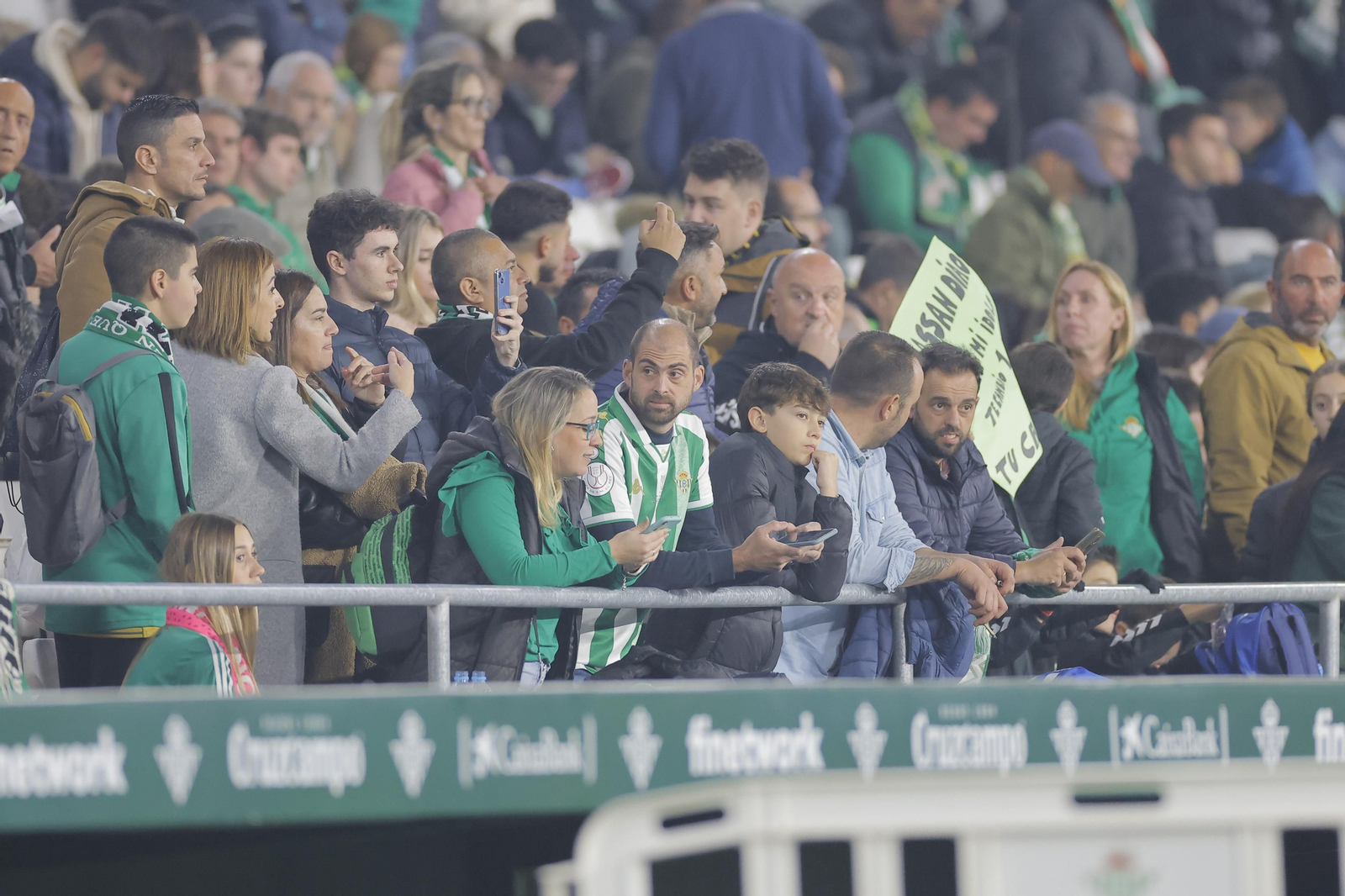 Búscate en las fotos del Betis-Las Palmas