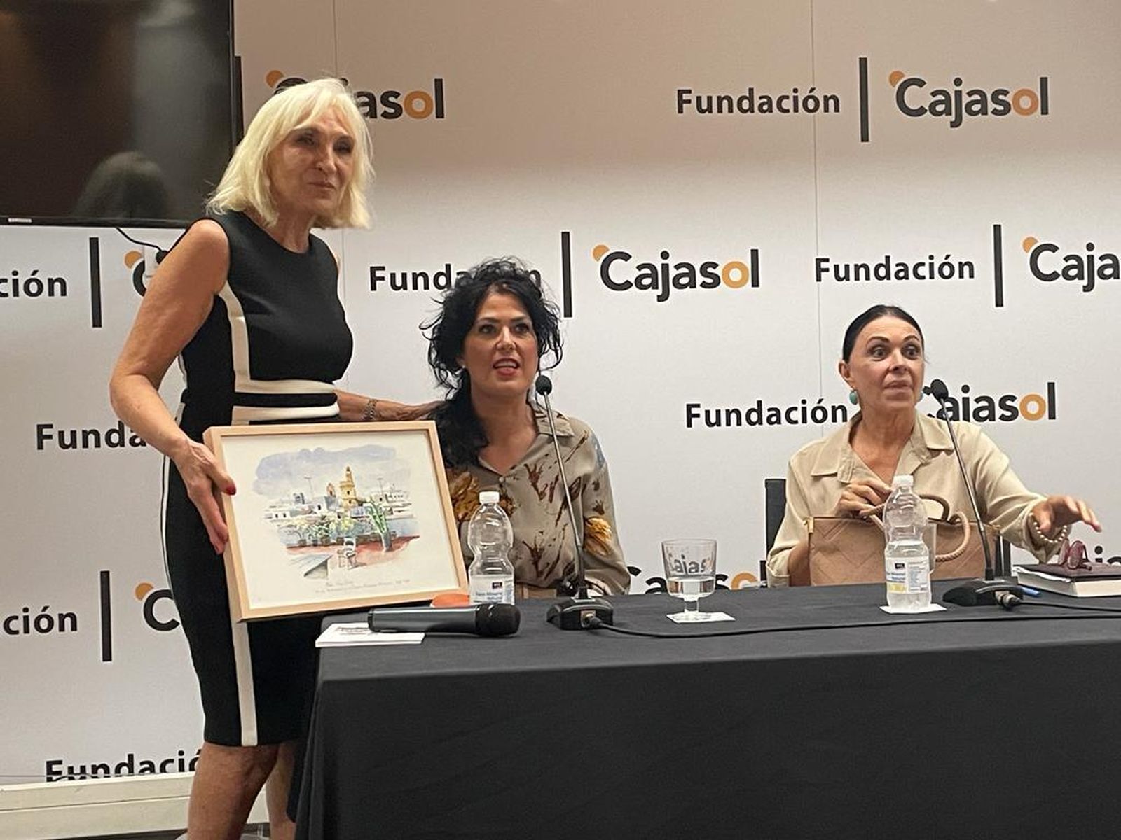 Susi Cigüela con la escritora Eva Díaz Pérez y Rosario Anzola, durante la presentación del libro en la Fundación Cajasol, organizado por la Tertulia ‘Fernando Delgado Lallemand.