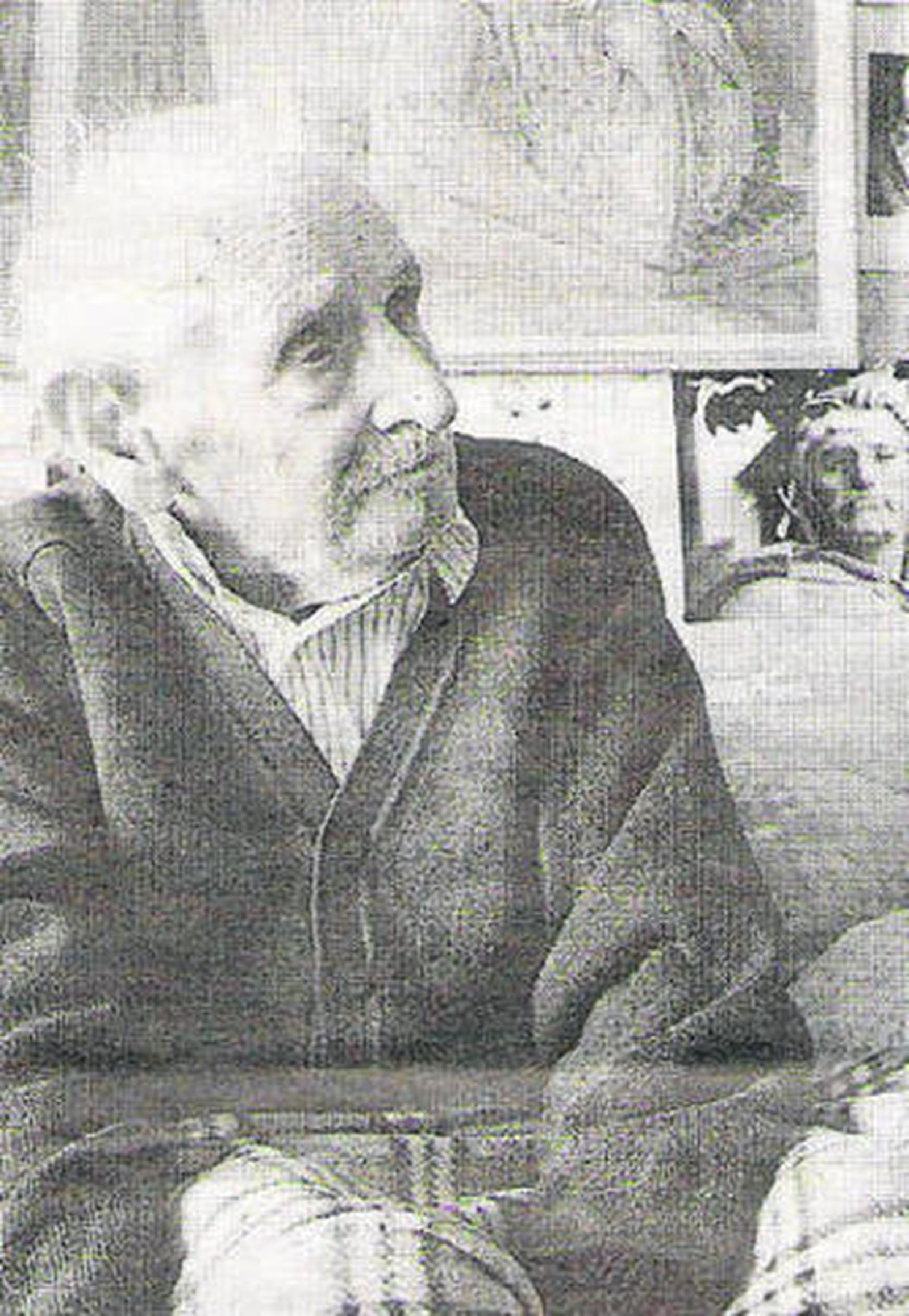 1. Imagen del escultor Antonio Cano Correa, fallecido recientemente a los cien años de edad.  2. Monumento a Alonso Cano. /Rpo. Gráfico: José Luis Delgado