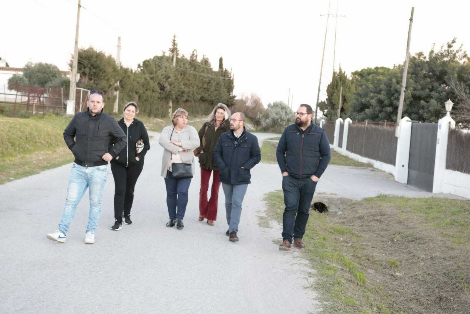 Los concejales del PP y vecinos de la Cañada del Verdugo, durante la visita.