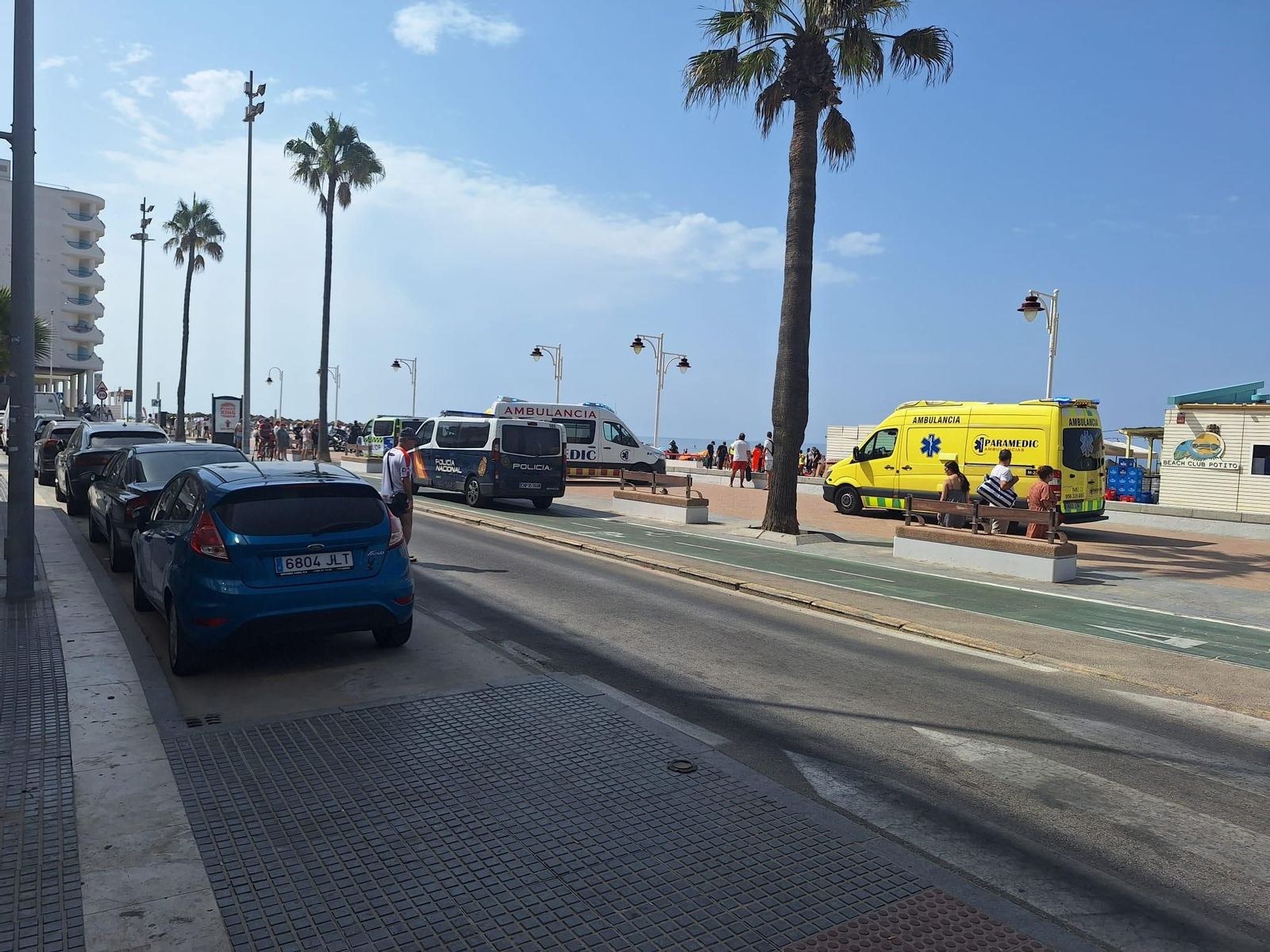 Efectivos de emergencias, en la zona de la Playa Victoria donde fue atendido el hombre que ha fallecido este domingo.