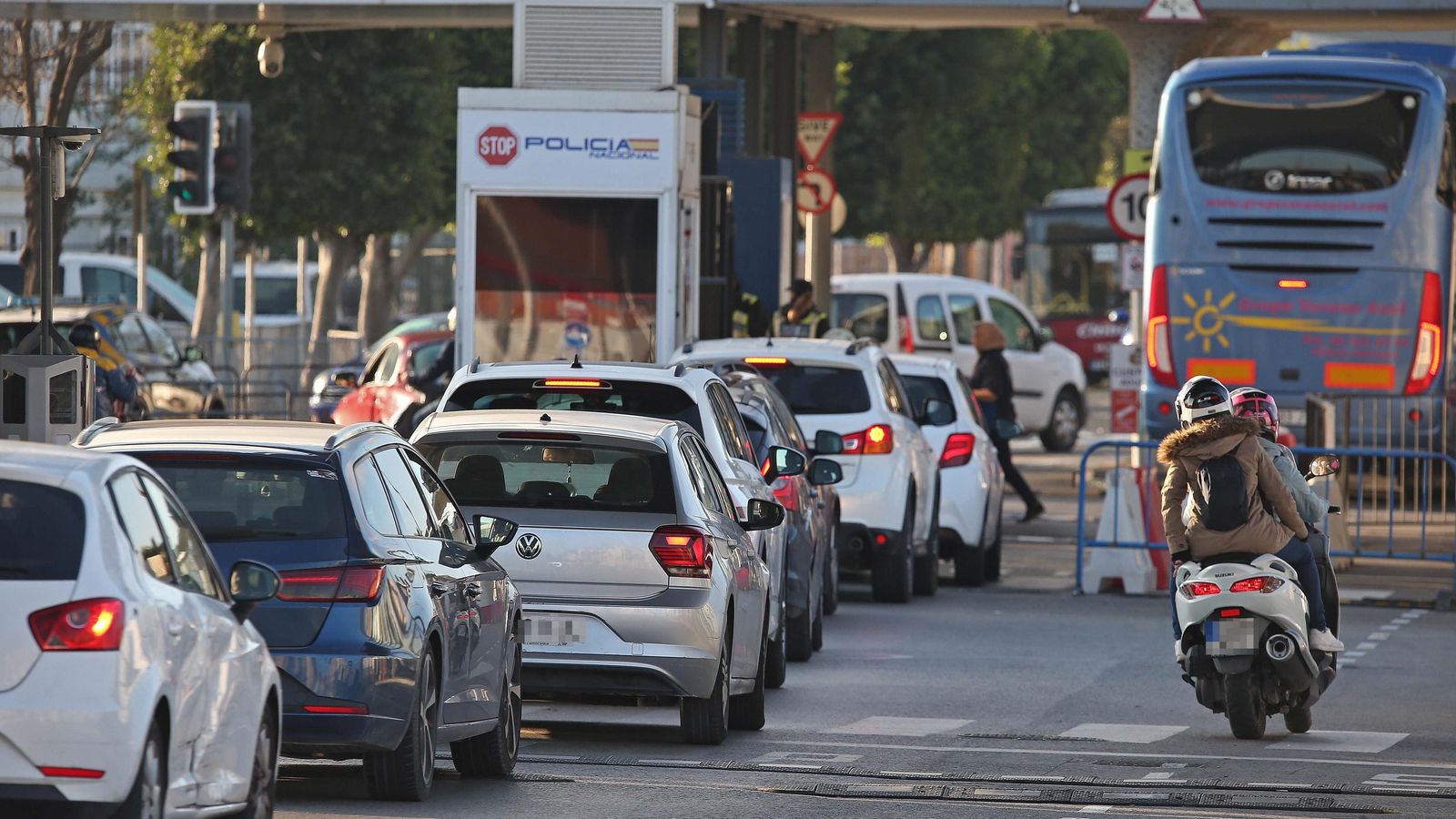 Varios vehículos esperan para atravesar el paso fronterizo de La Línea.