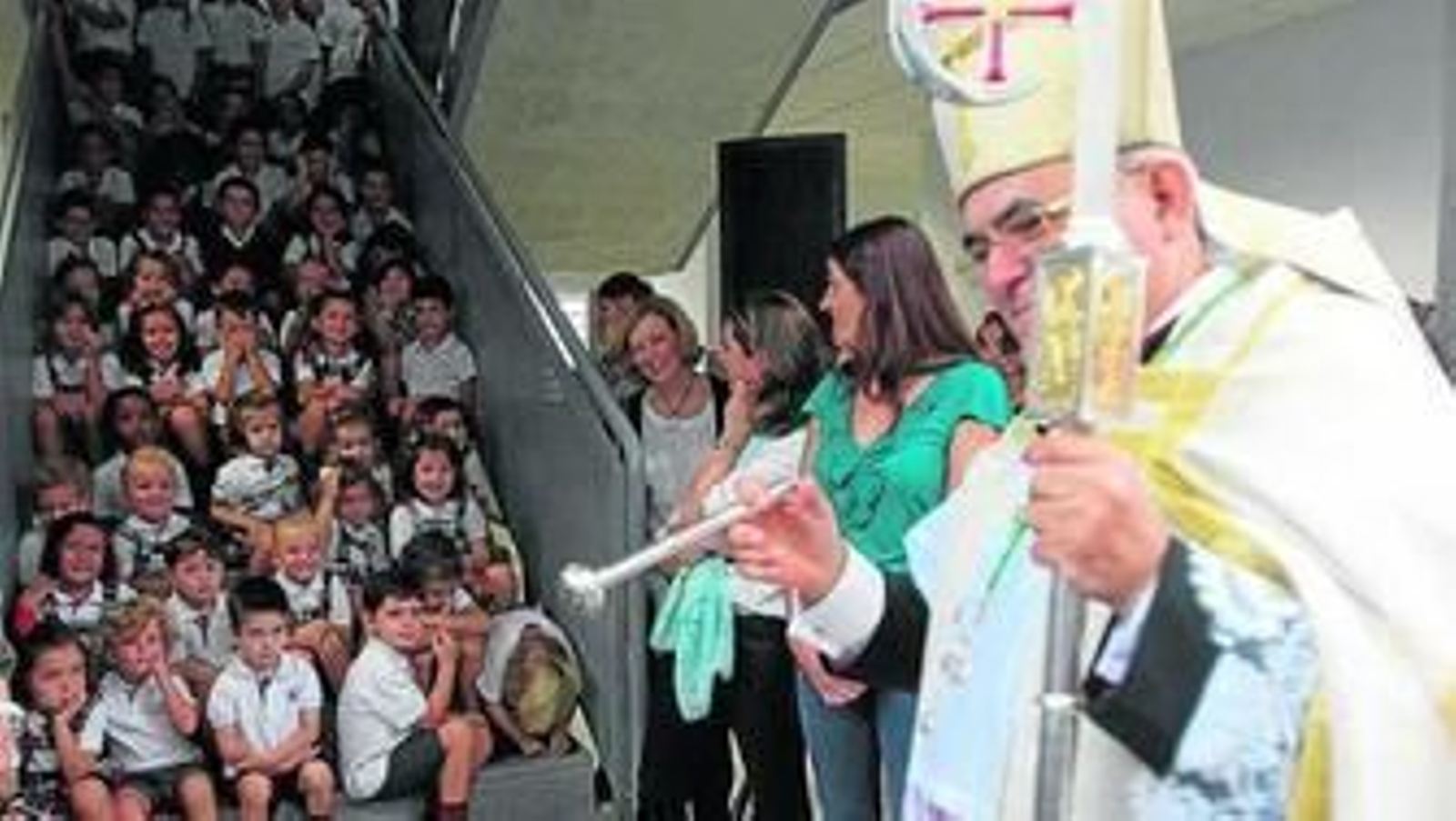 El obispo de Córdoba, Demetrio Fernández, bendice el colegio en presencia de los alumnos.