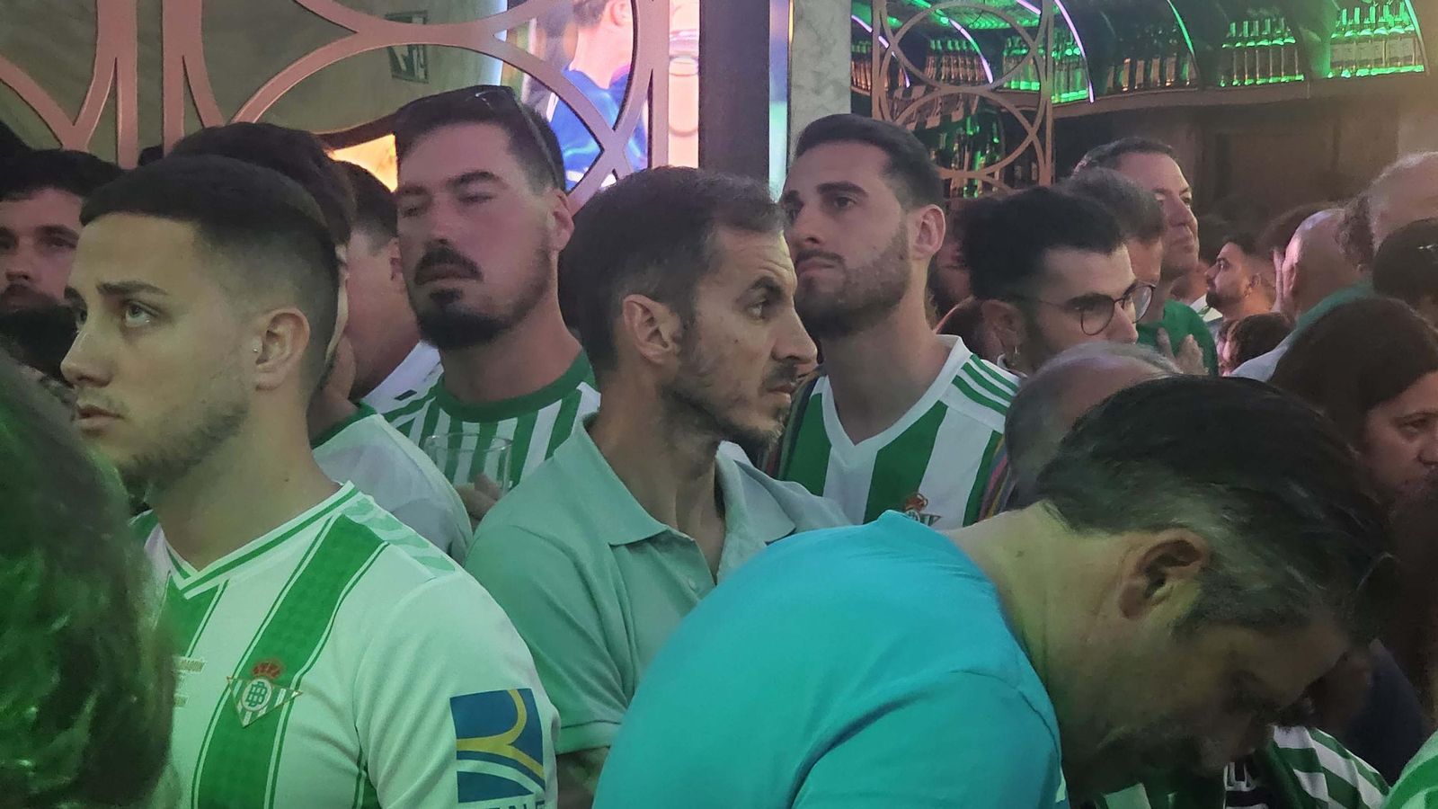 Así vivieron los béticos de Algeciras la final de la Conference League contra el Chelsea en el Botanic