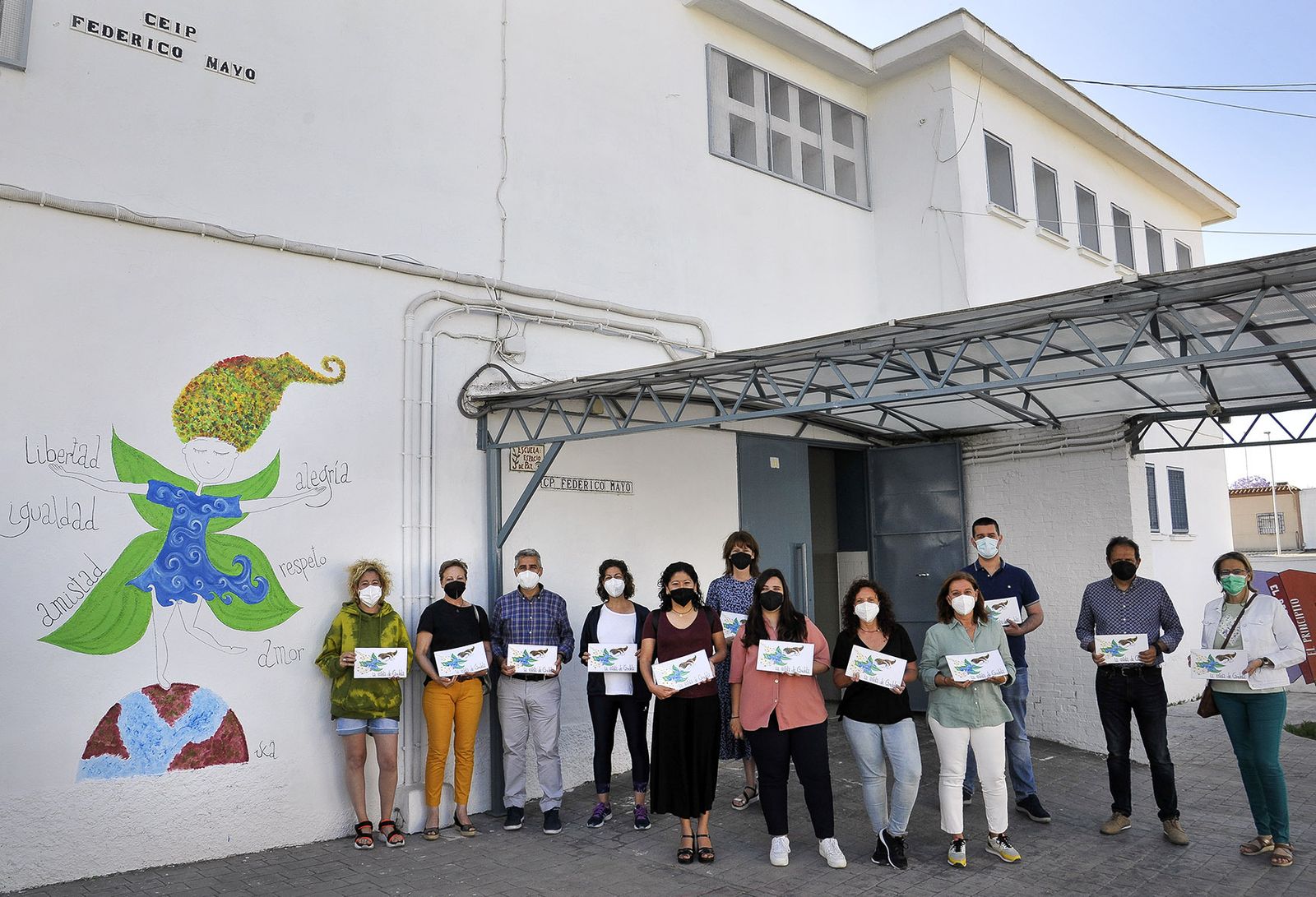Ana Hérica Ramos, con los representantes de los centros educativos de la zona sur que han participado en el libro.
