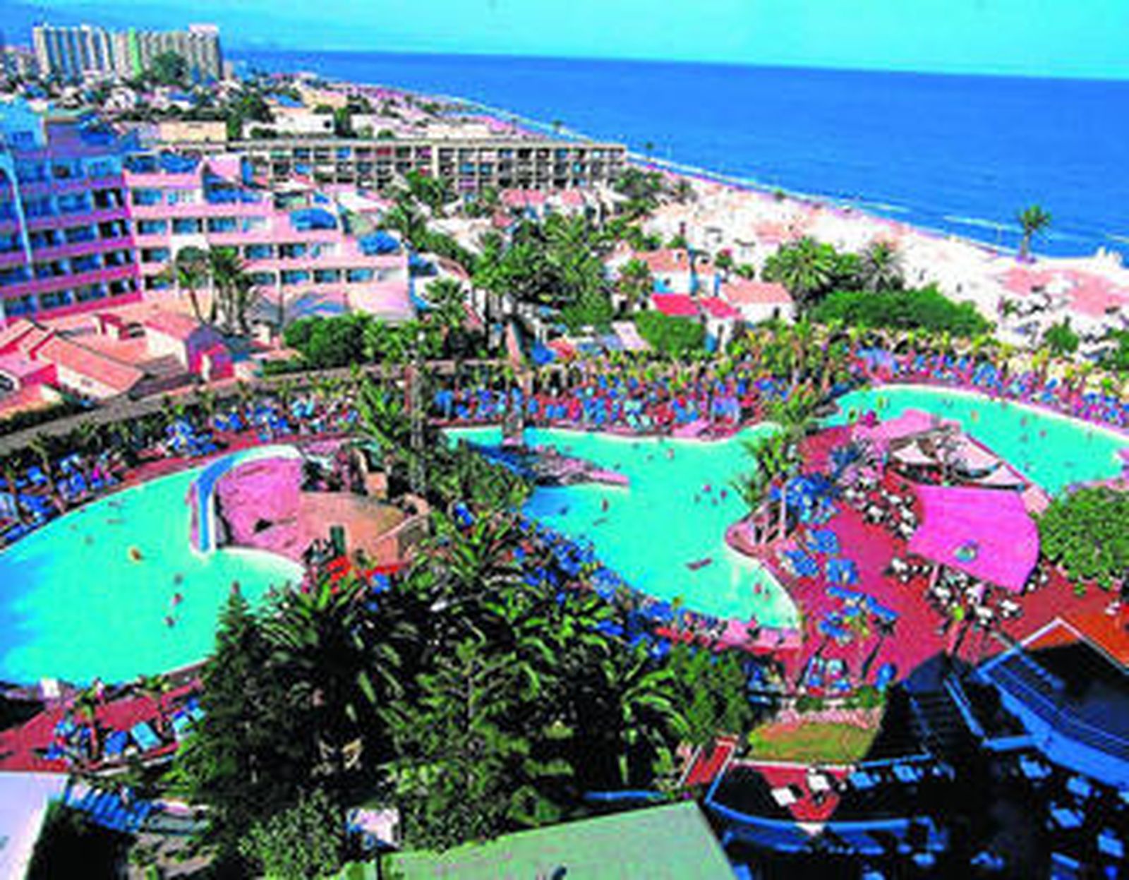 Vista aérea de un complejo hotelero en Almería.