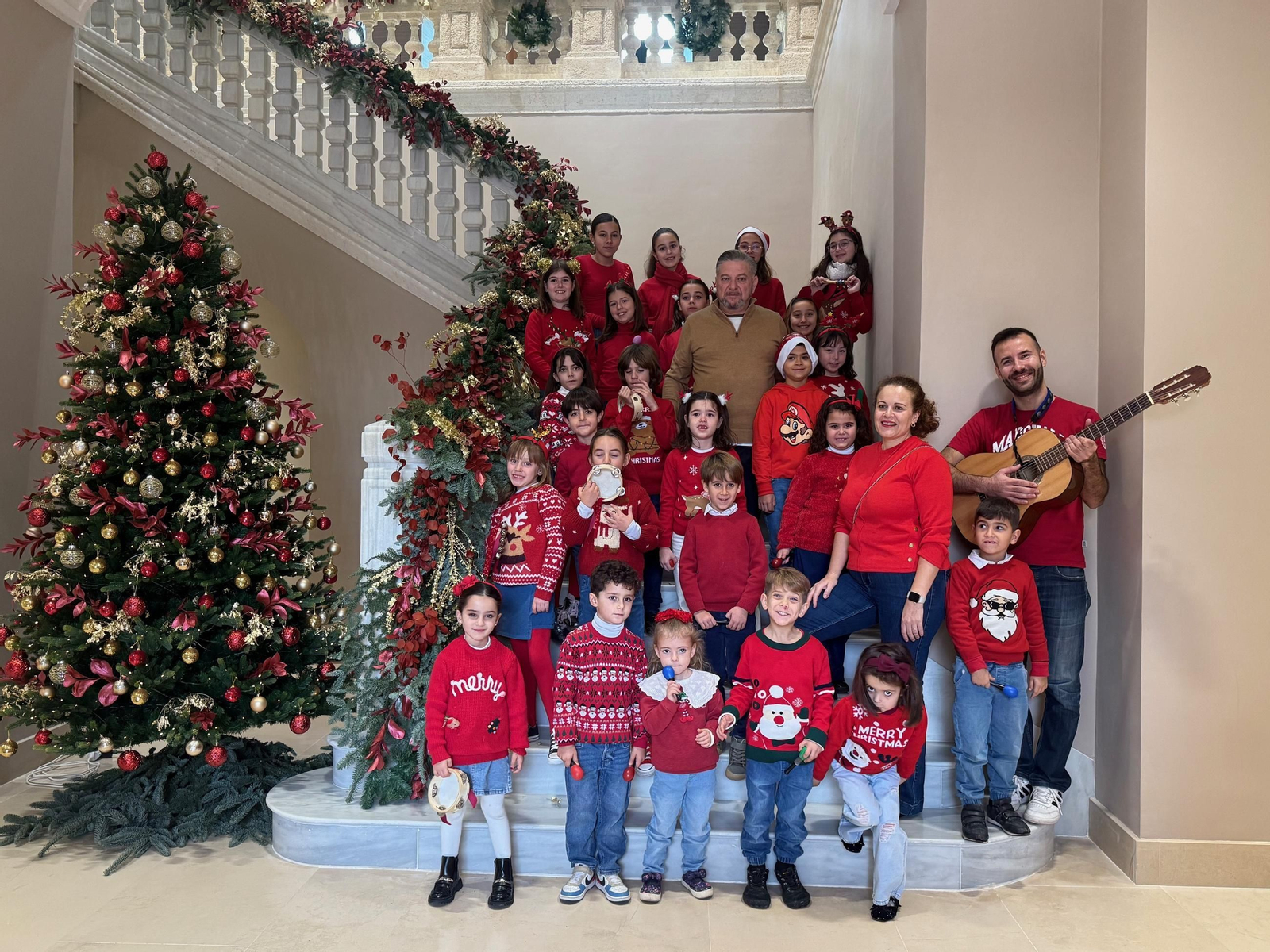 Alumnado de Aula Creativa con el concejal Diego Cruz.