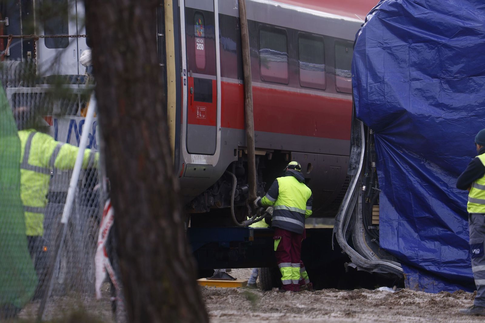 Las imágenes del traslado por la vía de alta velocidad de los vagones del Iryo que no descarrilaron en Adamuz