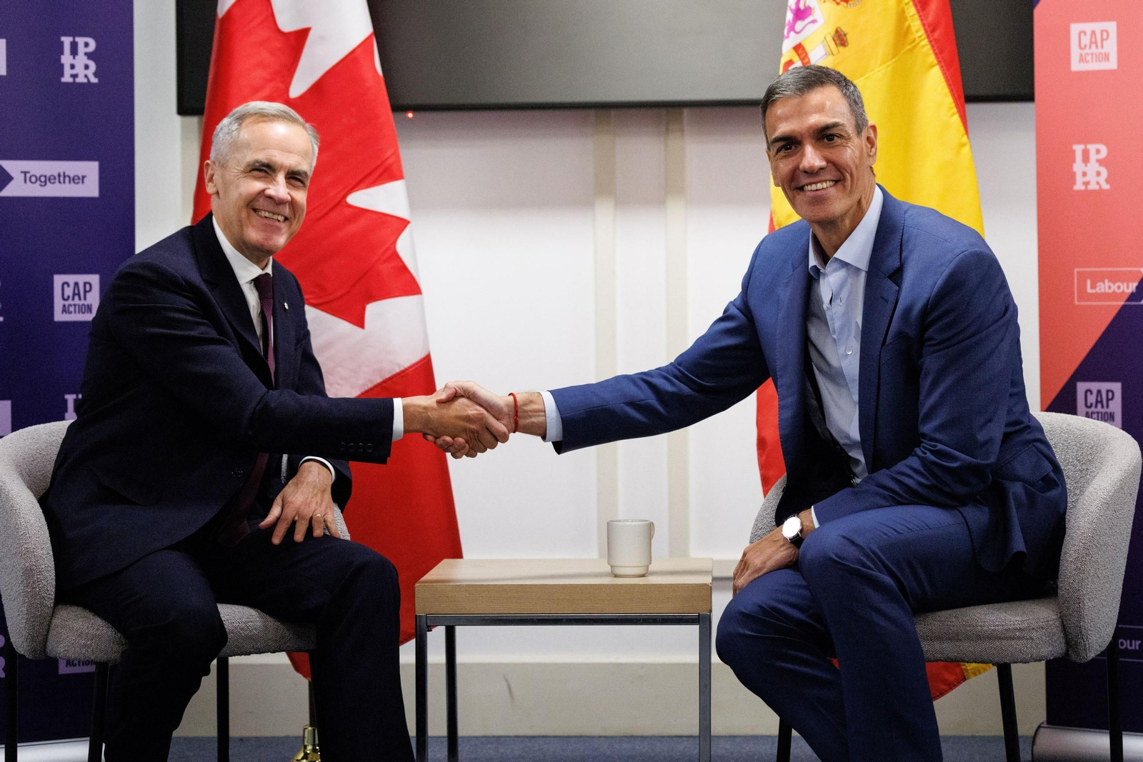 El presidente del Gobierno, Pedro Sánchez, con el primer ministro de Canadá, Mark Carney, tras participar en la cumbre de líderes progresistas este viernes en Londres.