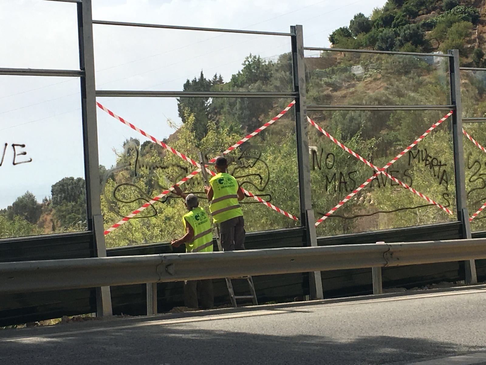 Operarios colocan cintas en las pantallas acústicas de Ojén