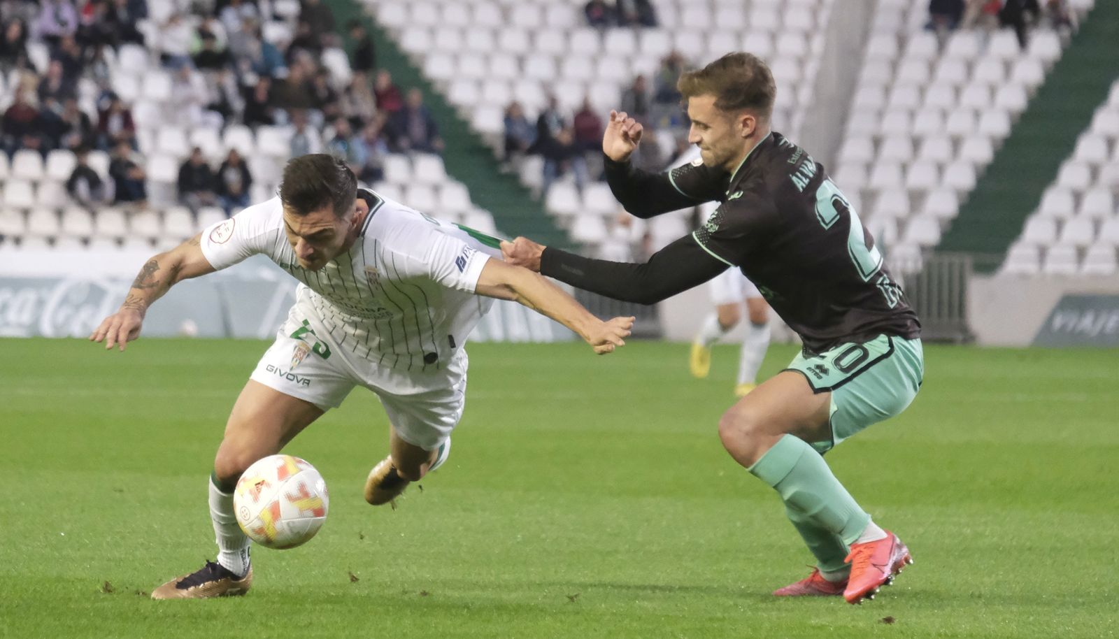 Carracedo intenta esquivar la presión de un rival.