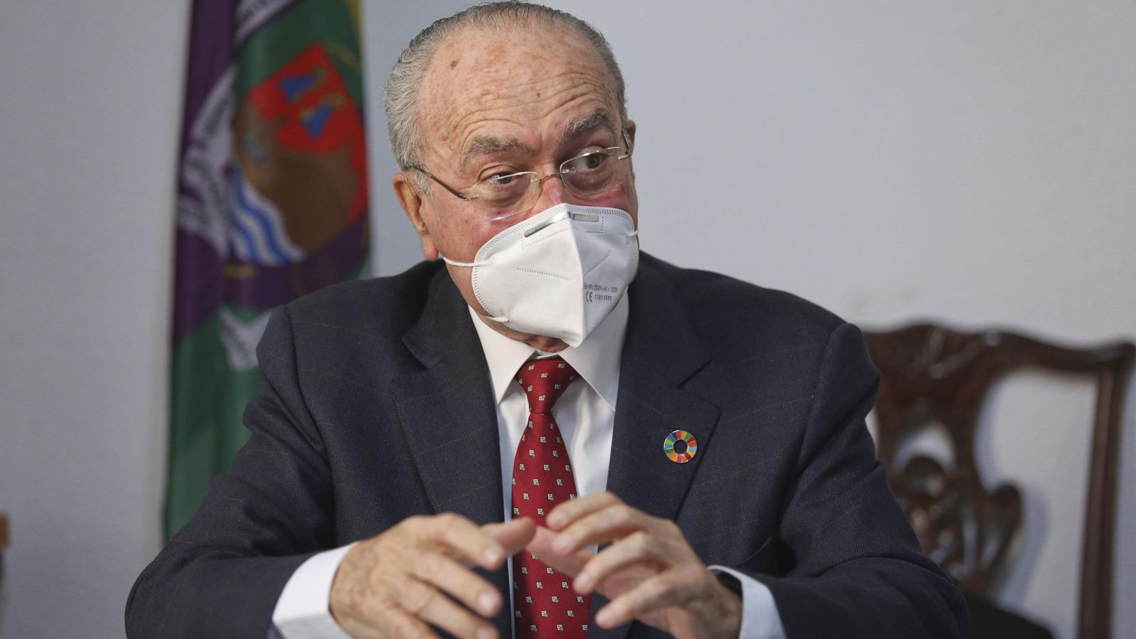 El alcalde, Francisco de la Torre, durante la entrevista.