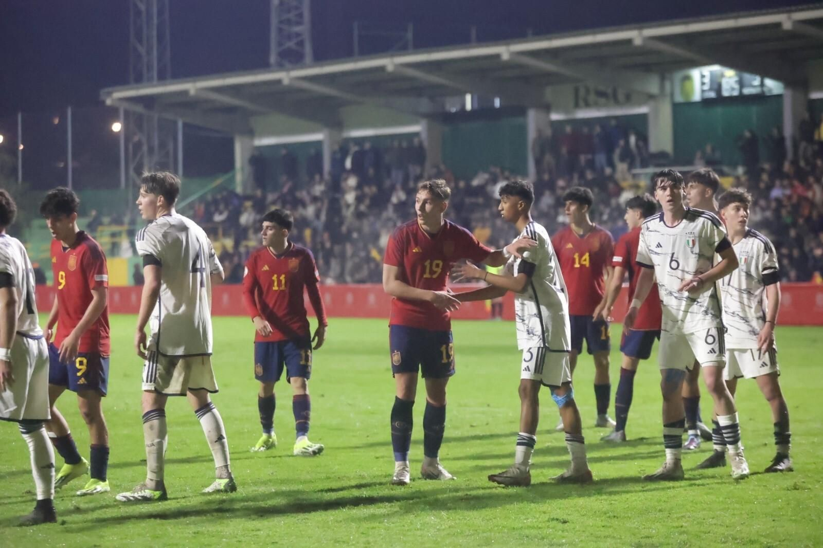 Una jugada a balón parado del España-Italia sub-17 en Los Barrios.