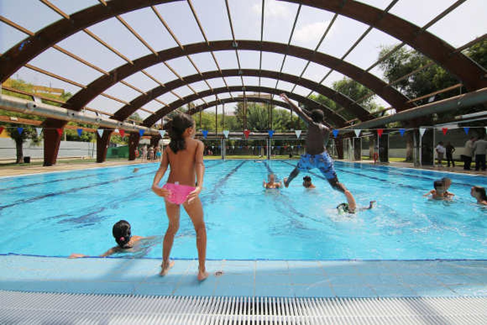 Un programa social permite el uso de las piscinas municipales a más de 500 jóvenes